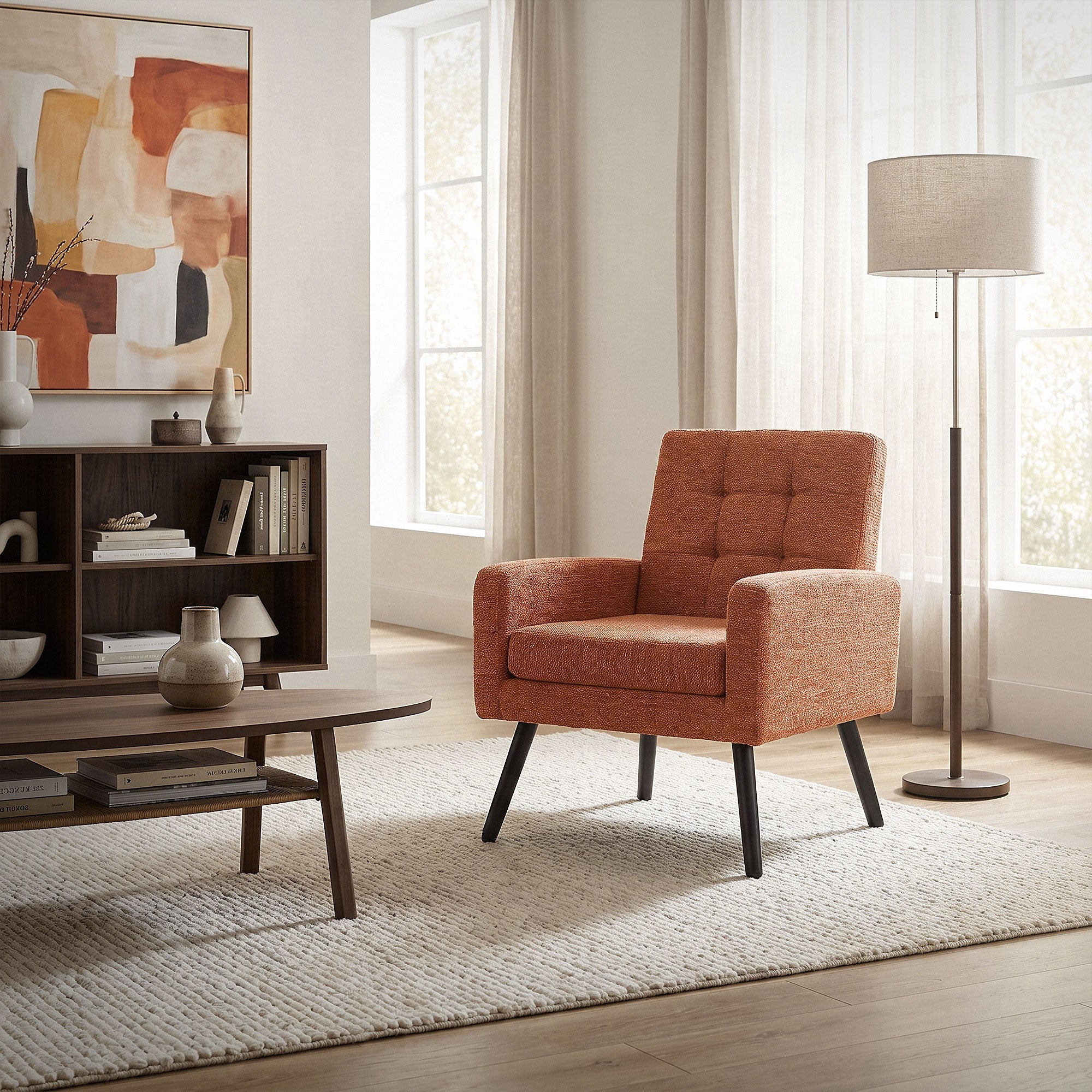 Un sillón naranja en una habitación luminosa con alfombra.