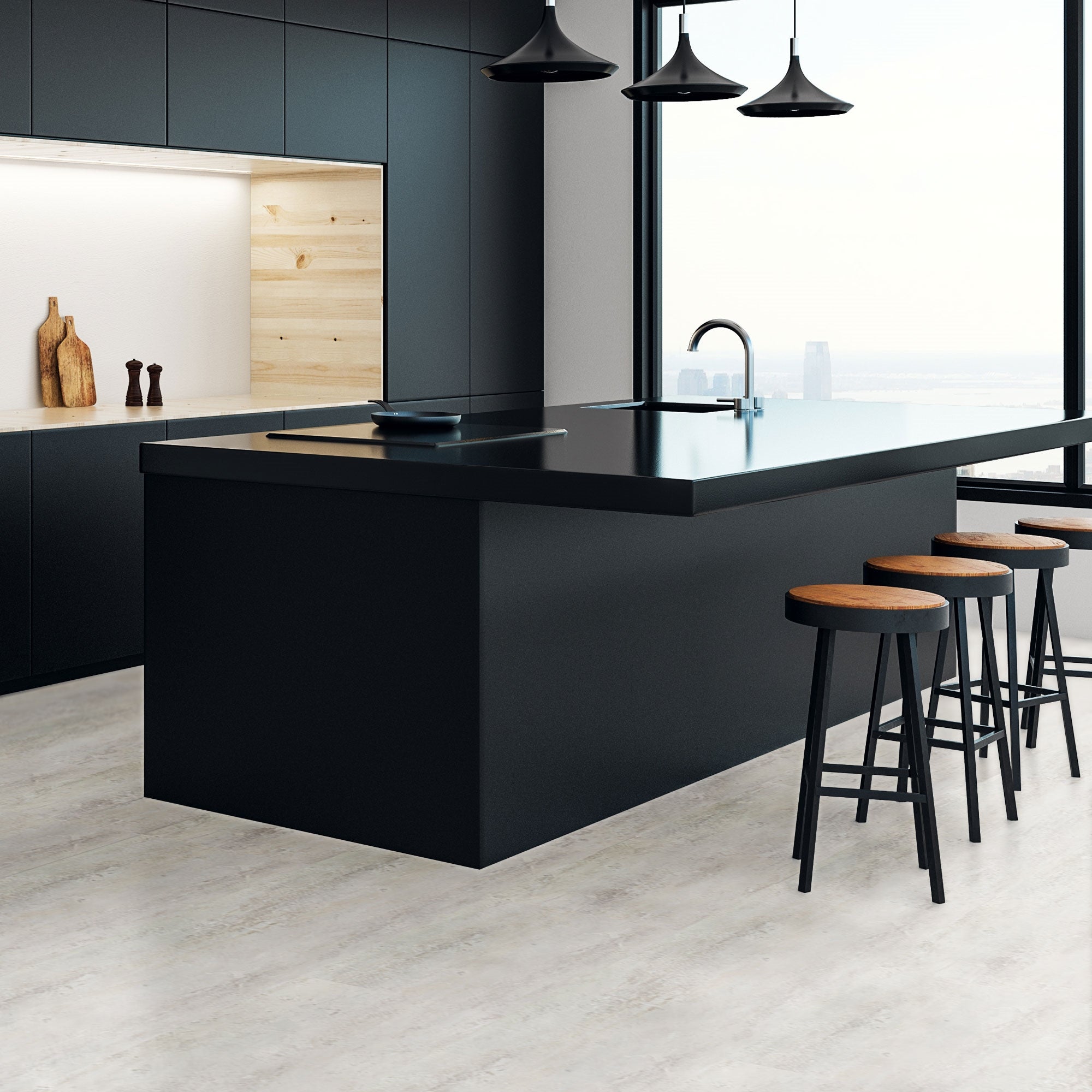 Îlot de cuisine noir avec des chaises en bois et vue sur la fenêtre.