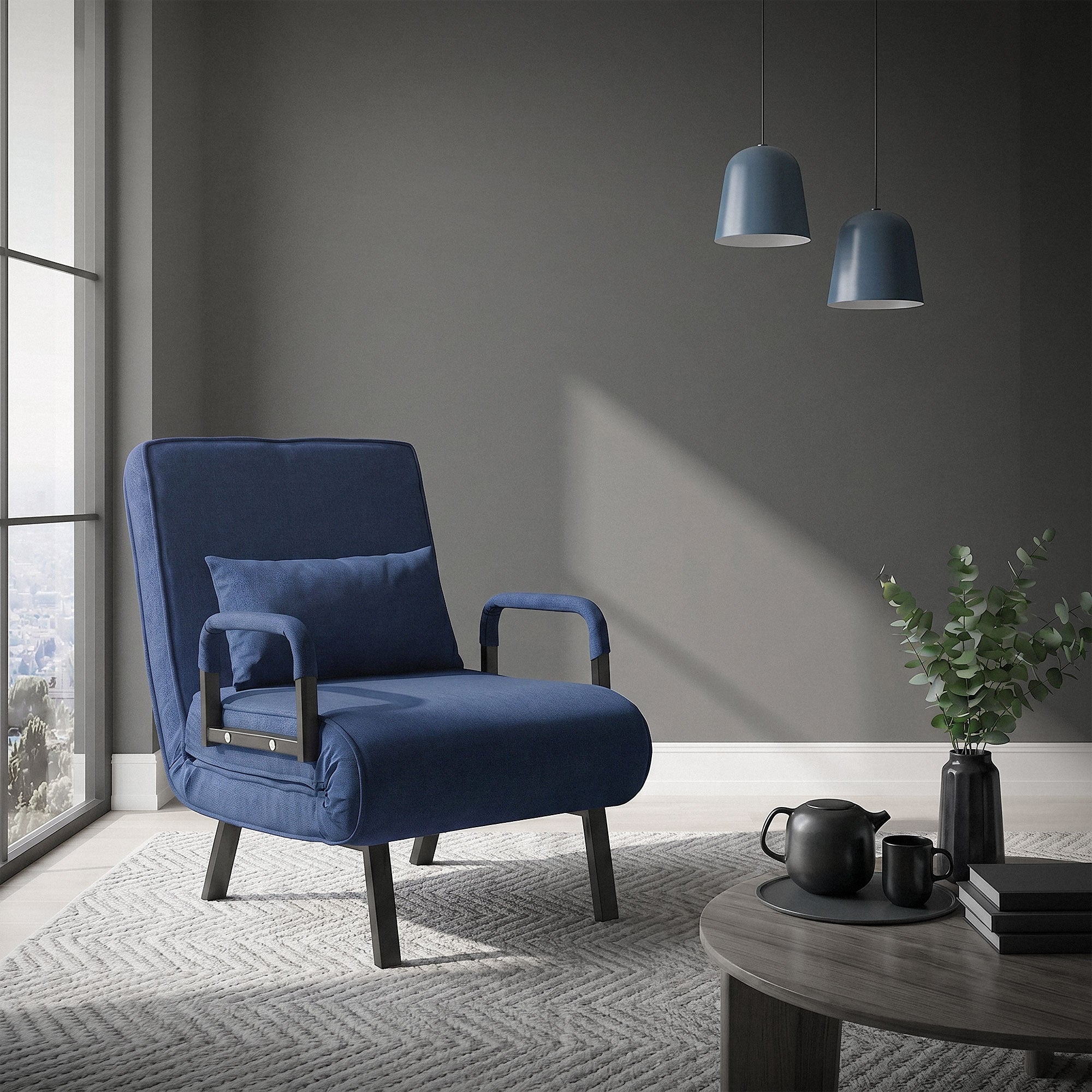 Un sillón azul en una habitación con grandes ventanas, una mesa y una planta.