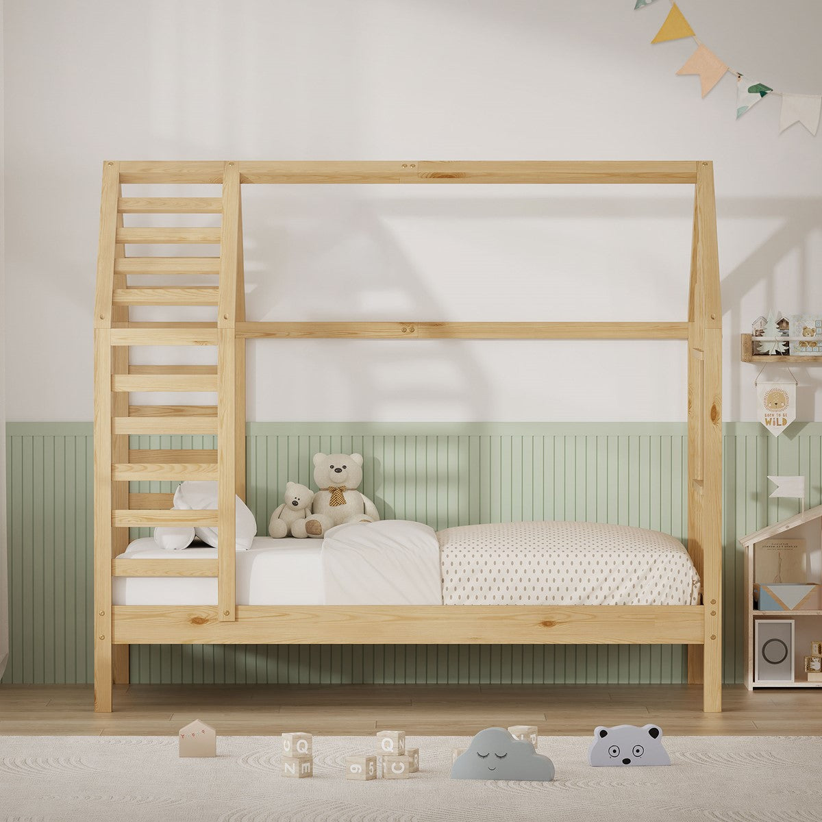 Holz-Kinderbett mit Leiter, naturfarben, Spielzeug und Dekoration im Raum.