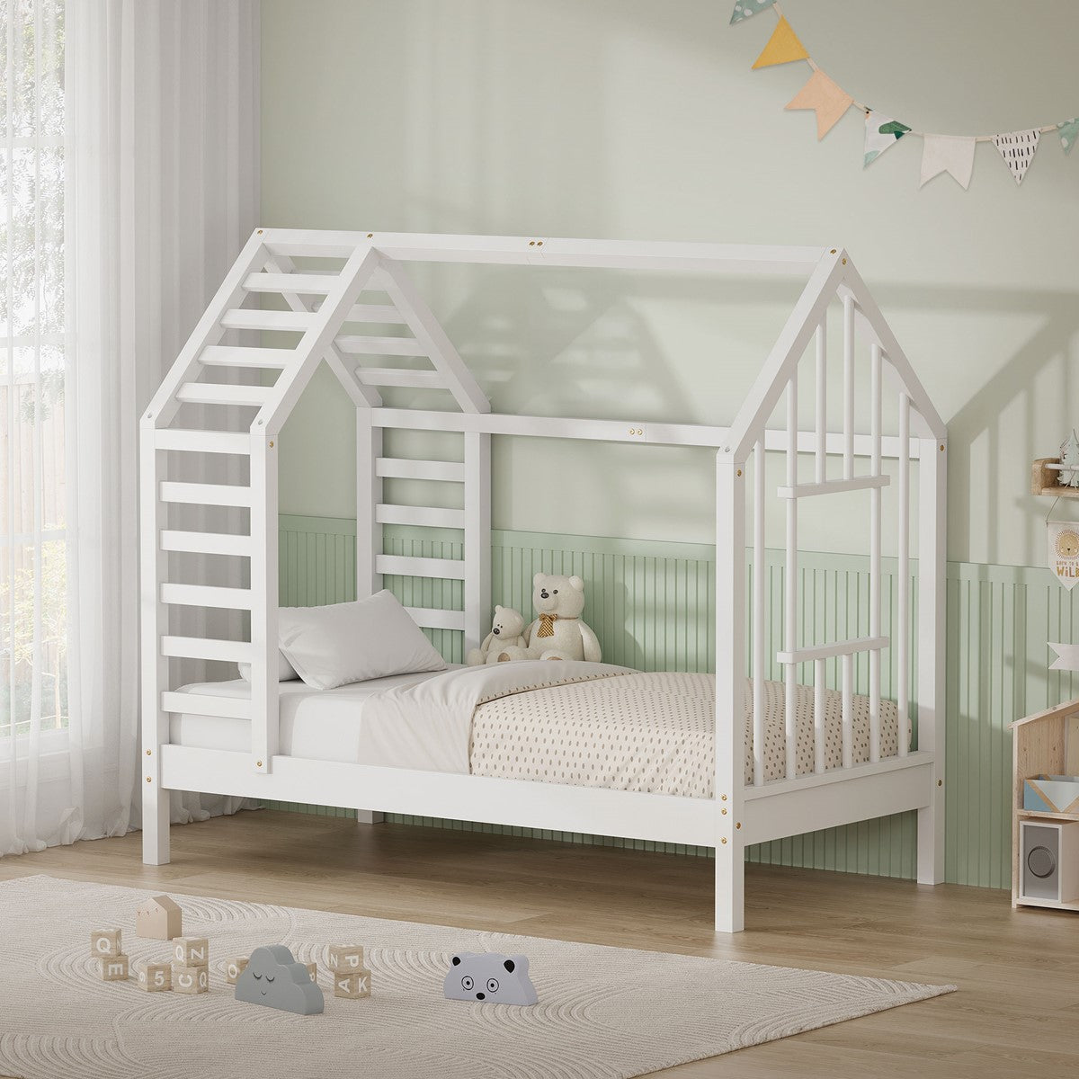 Holzrahmenbett in Hausform, dekoriert mit Kissen und Spielzeug.