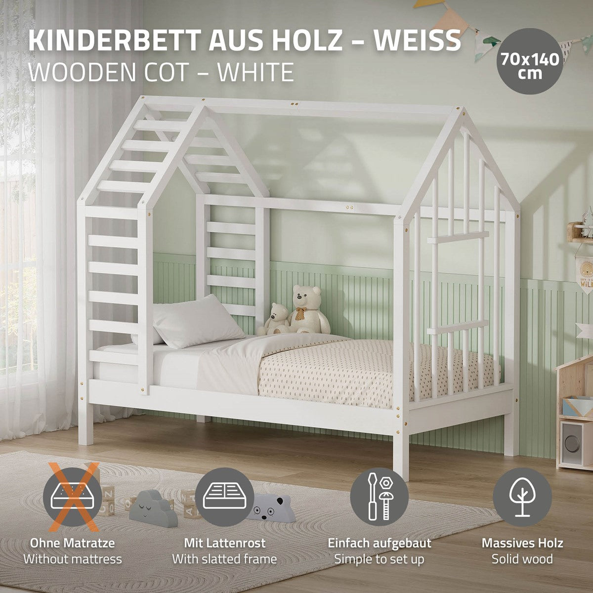Weißes Holz-Kinderbett in Hausform mit Matratze und Spielzeug im Raum.