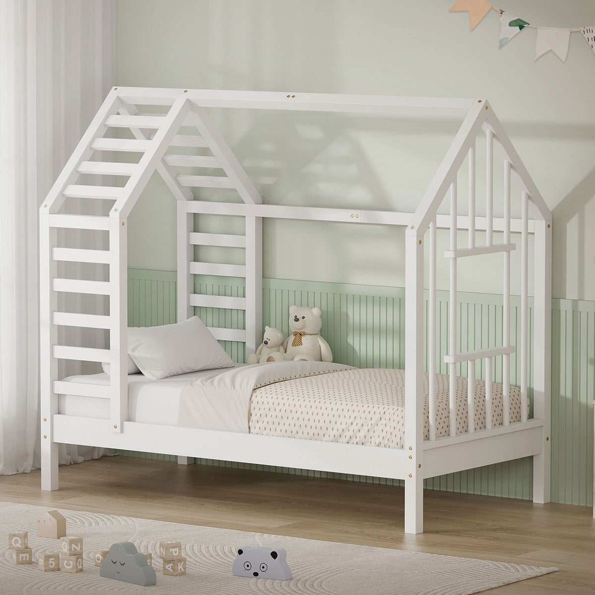 Weißes Hausbett mit Kissen und Plüschtieren in einem hellen Kinderzimmer.