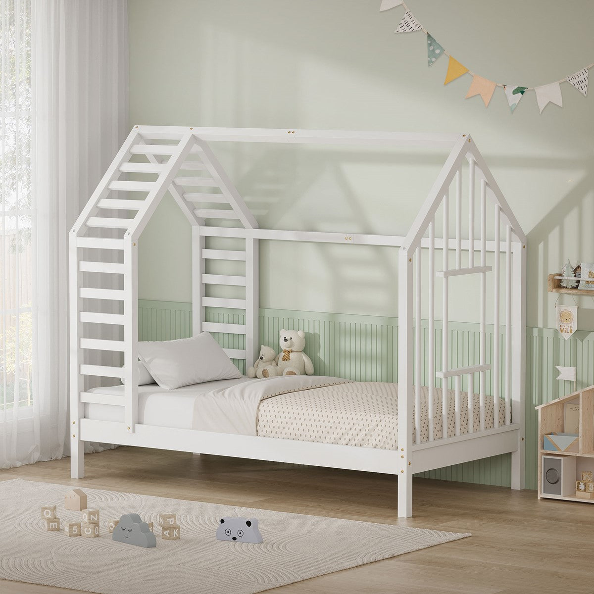 Fertig montiertes Kinderbett in einem Raum mit Spielzeug.