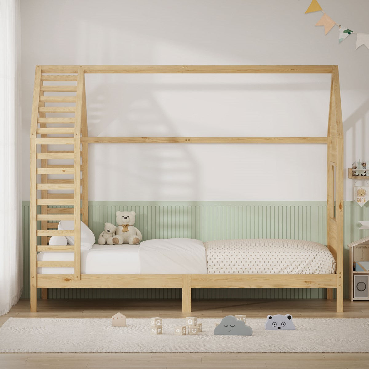 Holz-Hochbett mit Treppe, Kuscheltieren und Spielzeug auf dem Boden in einem hellen Raum.