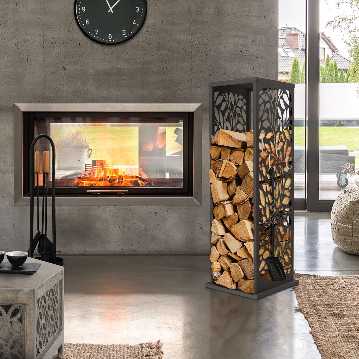Moderne Wohnlandschaft mit Kamin, Holzregal und stilvollen Möbeln.