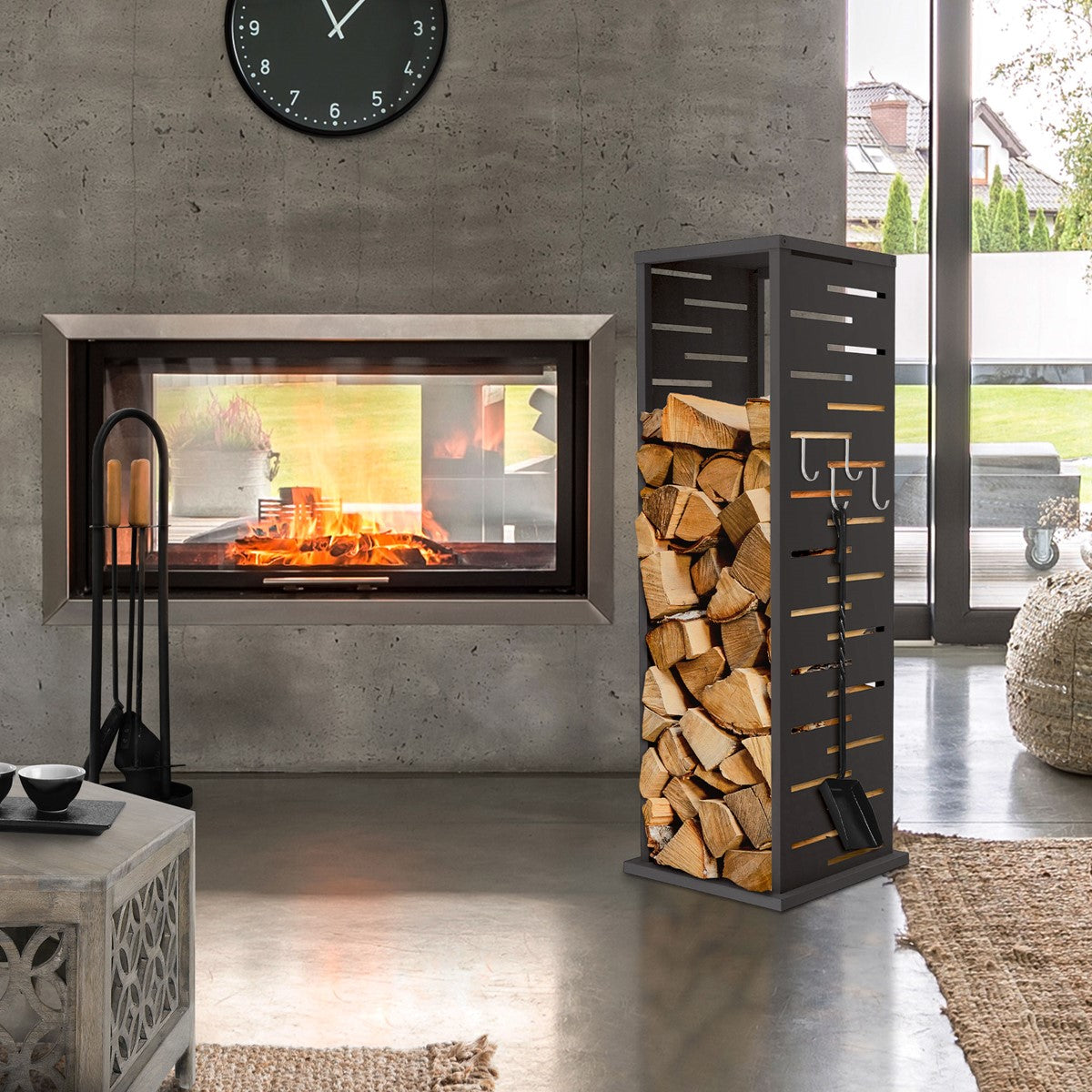 Moderne Wohnlandschaft mit Kamin und Holzregal im Raum.