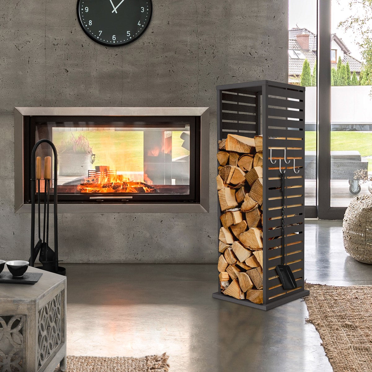 Ein modernes Wohnzimmer mit Kamin und Holzregal.