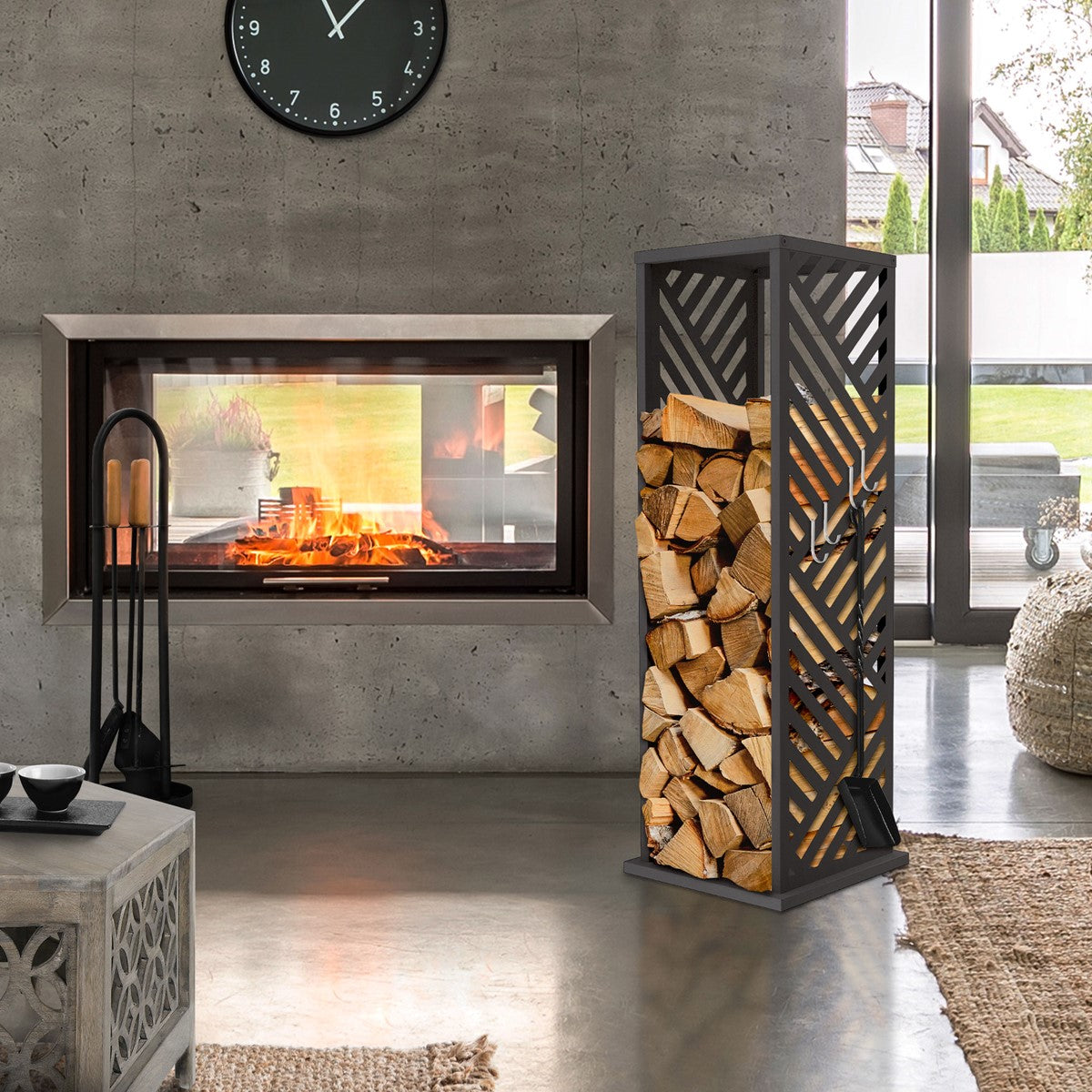 Ein Holzregal neben einem Kamin mit brennendem Feuer.