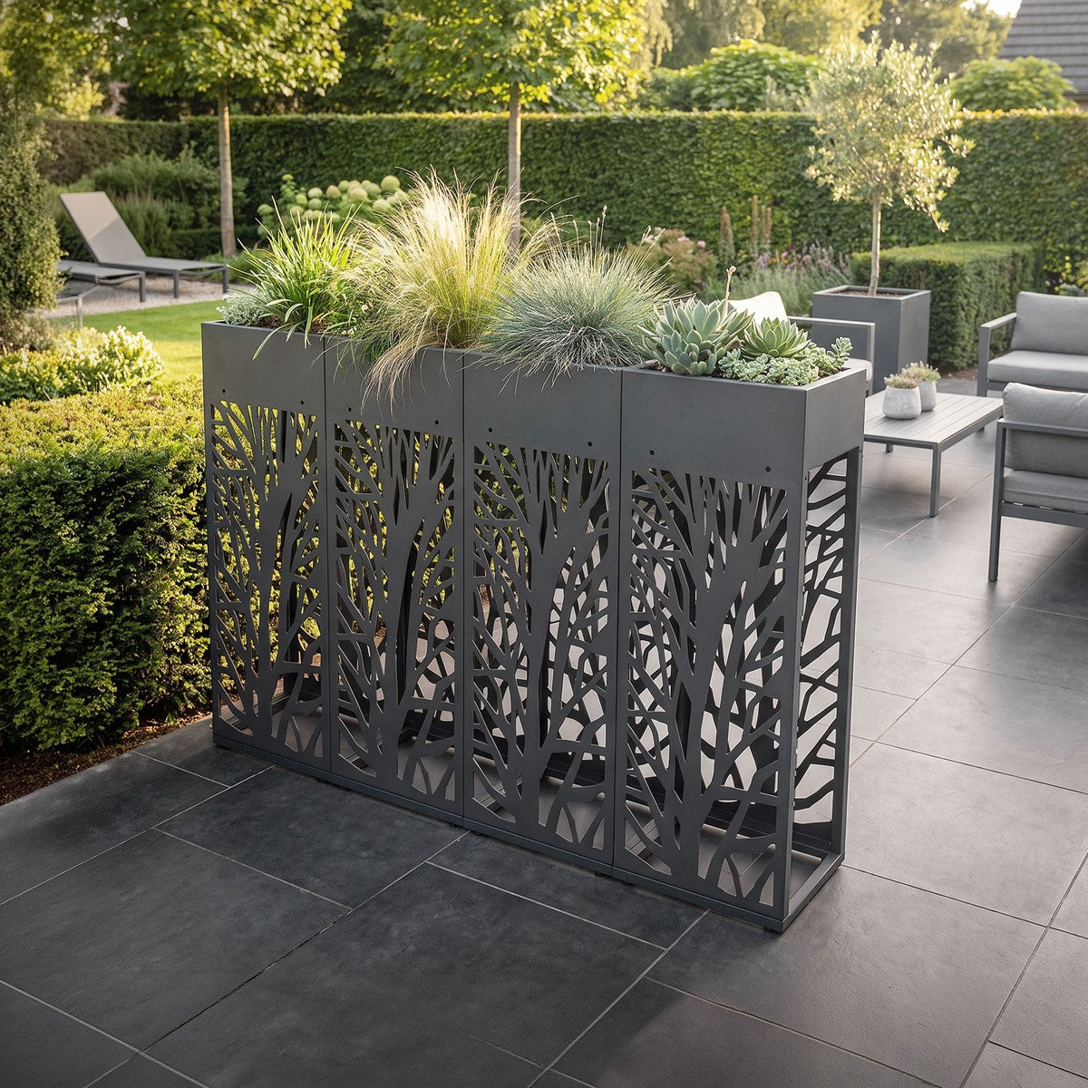 Garten mit Pflanzkübel, umgeben von Rasen und Bäumen, moderne Möbel im Hintergrund.