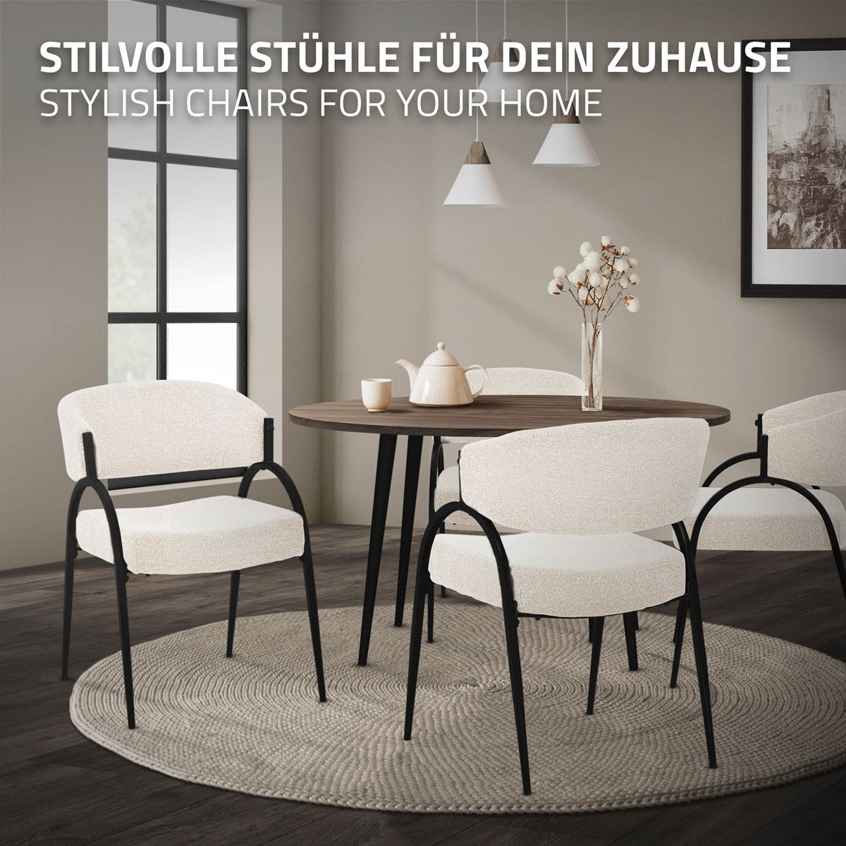 Zwei cremefarbene Stühle mit schwarzen Metallgestellen an einem runden Tisch in einem eingerichteten Wohnraum.