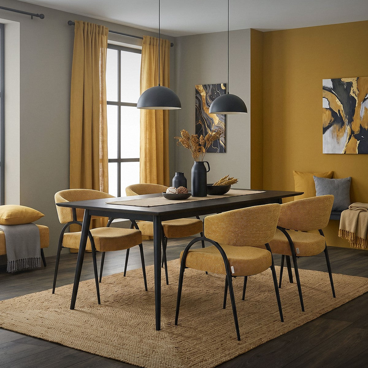 Esszimmer mit schwarzem Tisch, senfgelben Polsterstühlen, Teppich und gelben Vorhängen.