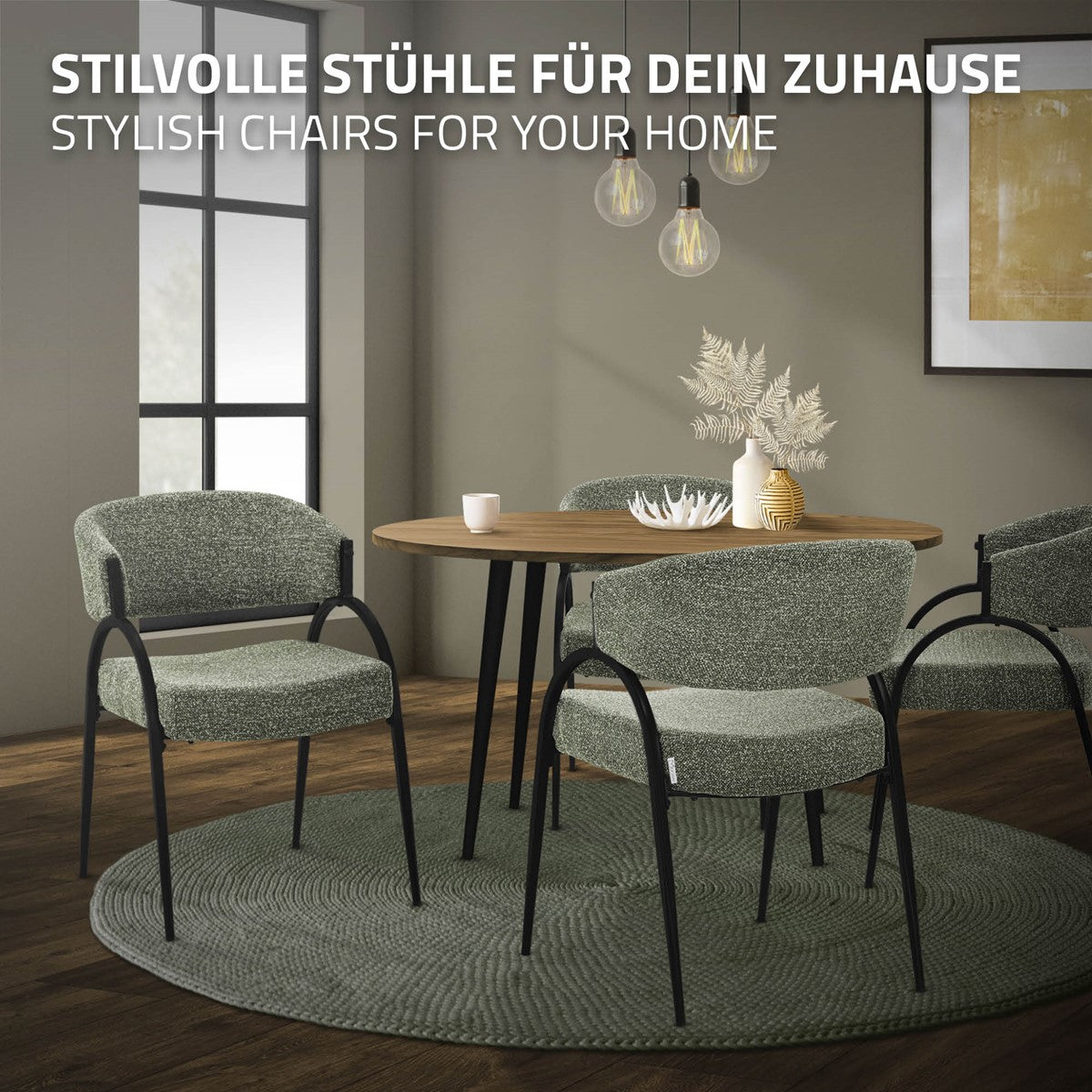 Drei graue Polsterstühle um einen runden Esstisch in einem eingerichteten Wohnraum.