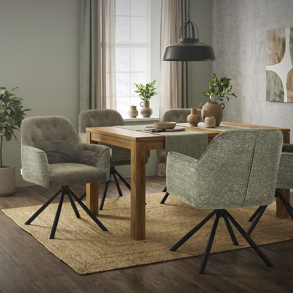 Tres sillas tapizadas verde grisáceo con bases giratorias negras están dispuestas alrededor de una mesa de madera en una sala de estar.