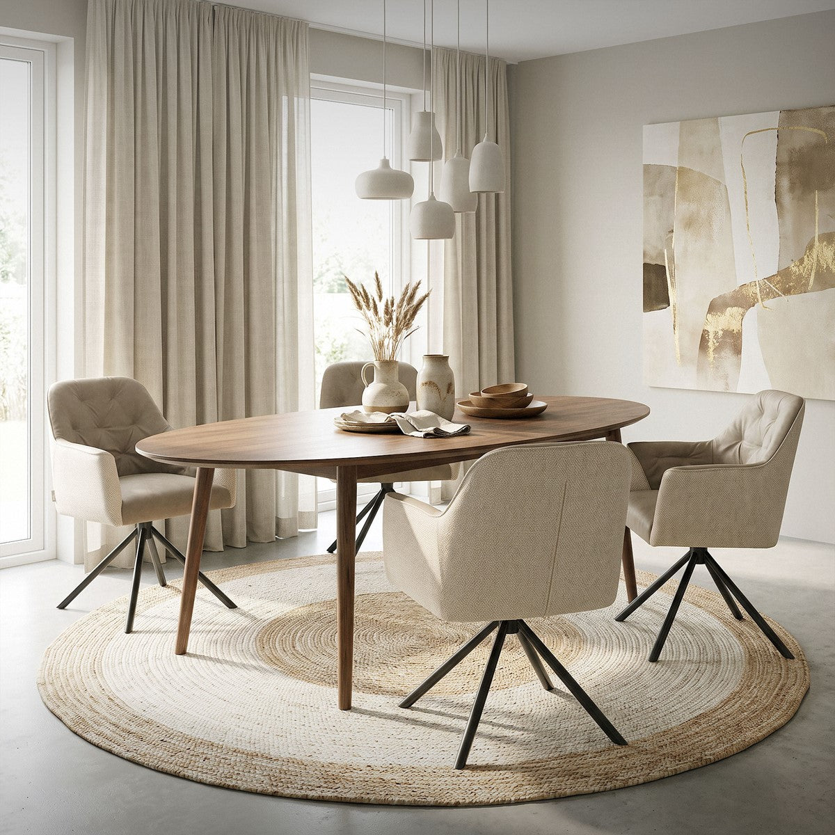 Vier gestoffeerde draaistoelen rond een ovale houten tafel op een rond kleed in de eetkamer.