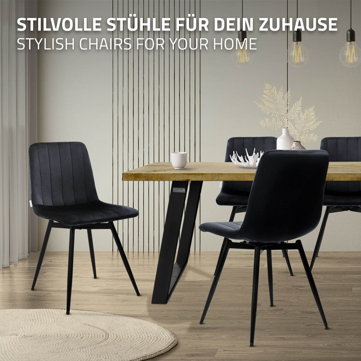Zwarte eetkamerstoelen met een beklede zitting en rugleuning staan rond een houten tafel.