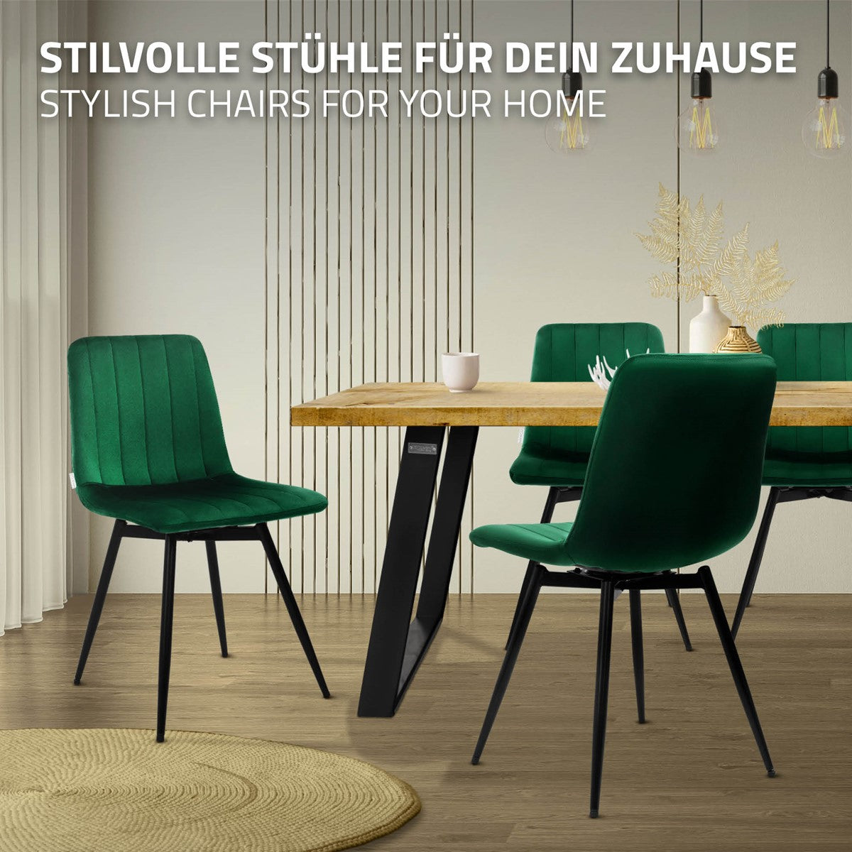 Drie donkergroene eetkamerstoelen met zwarte poten aan een houten tafel; erboven staat „Stijlvolle stoelen voor je huis”.
