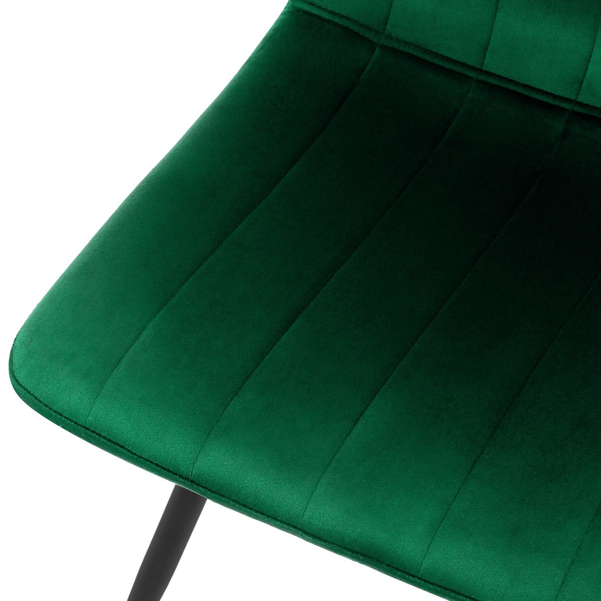 Close-up van de groene, in de lengte doorgestikte zitting van een stoel met een zwarte stoelpoten.