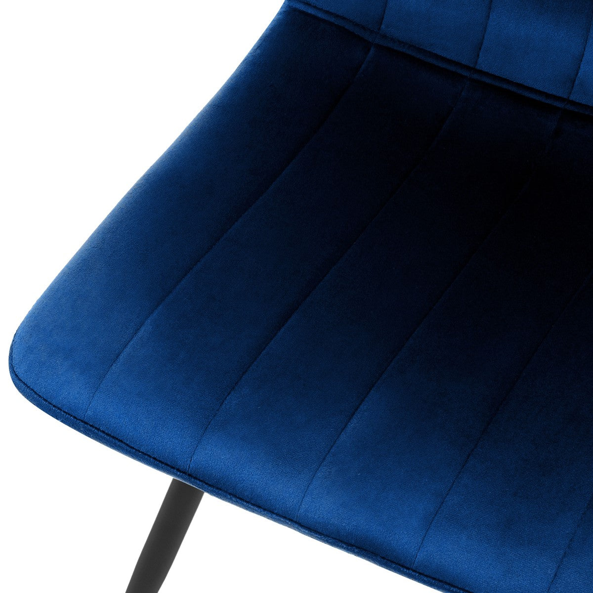 Primer plano del asiento azul de una silla, acolchado con costuras longitudinales, con una pata negra.