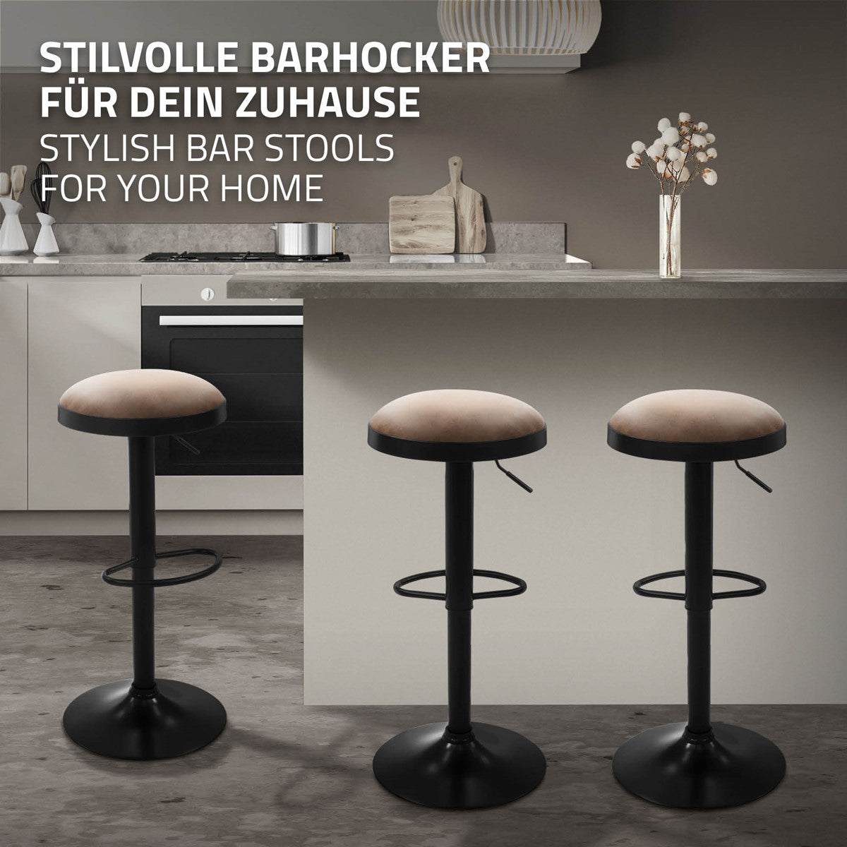 Trois tabourets de bar noirs avec des assises beiges devant une cuisine ; texte : « Des tabourets de bar élégants pour votre intérieur ».