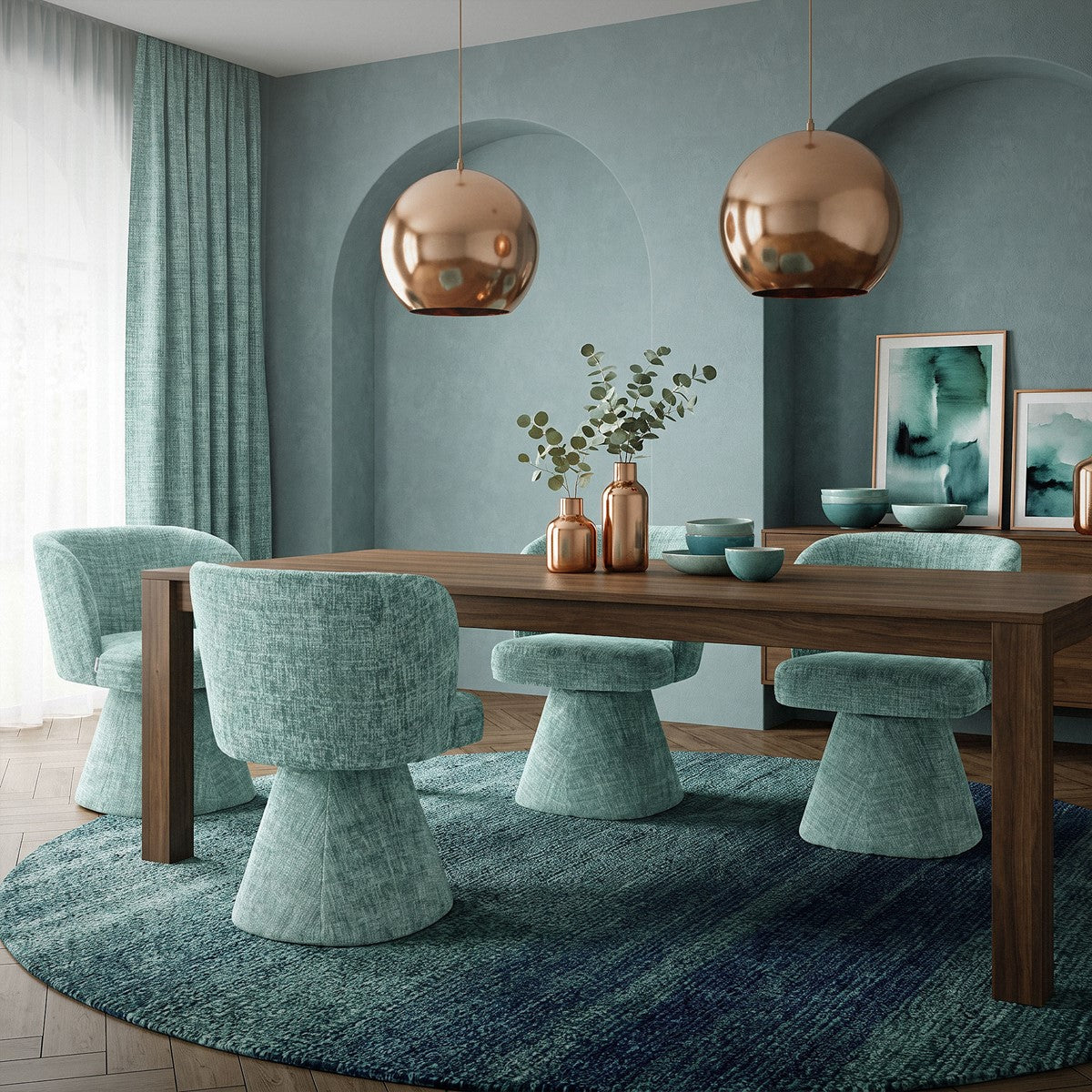 Türkisfarbene Drehstühle an einem Holzesstisch in einem Esszimmer mit blauem Teppich, Vorhängen und kupferfarbenen Hängeleuchten.