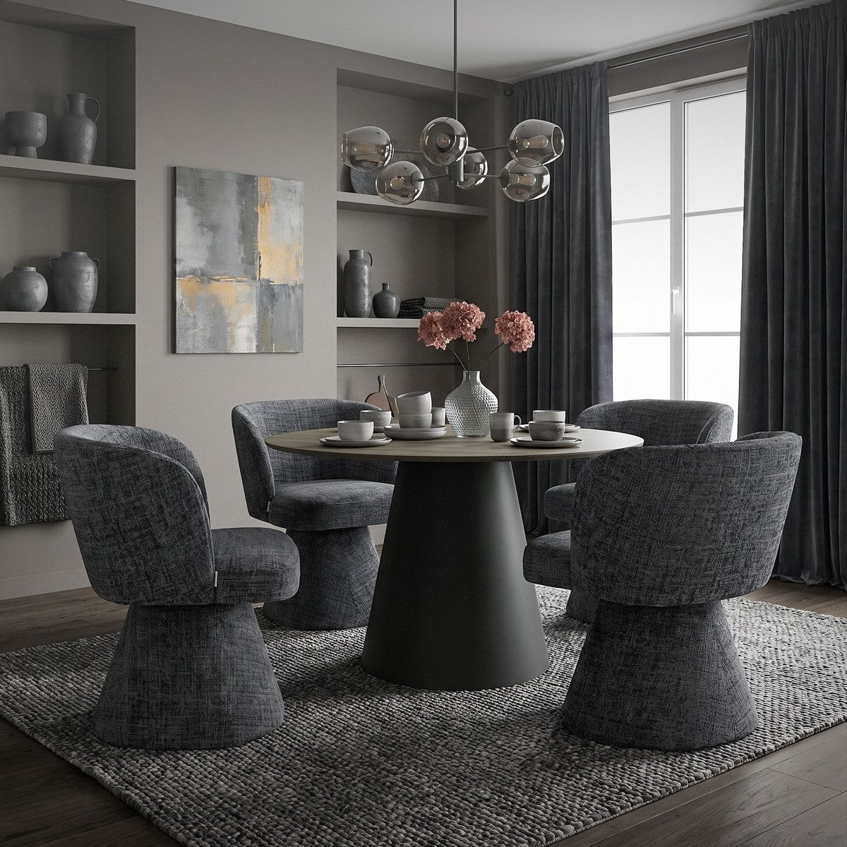 Vier dunkelgraue Drehstühle um einen runden Esstisch in einem dunklen Esszimmer.