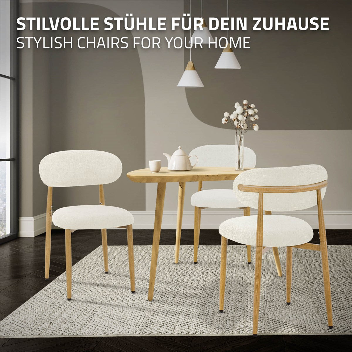 Vier weiße Polsterstühle mit Holzbeinen stehen um einen Esstisch in einem hellen Esszimmer.