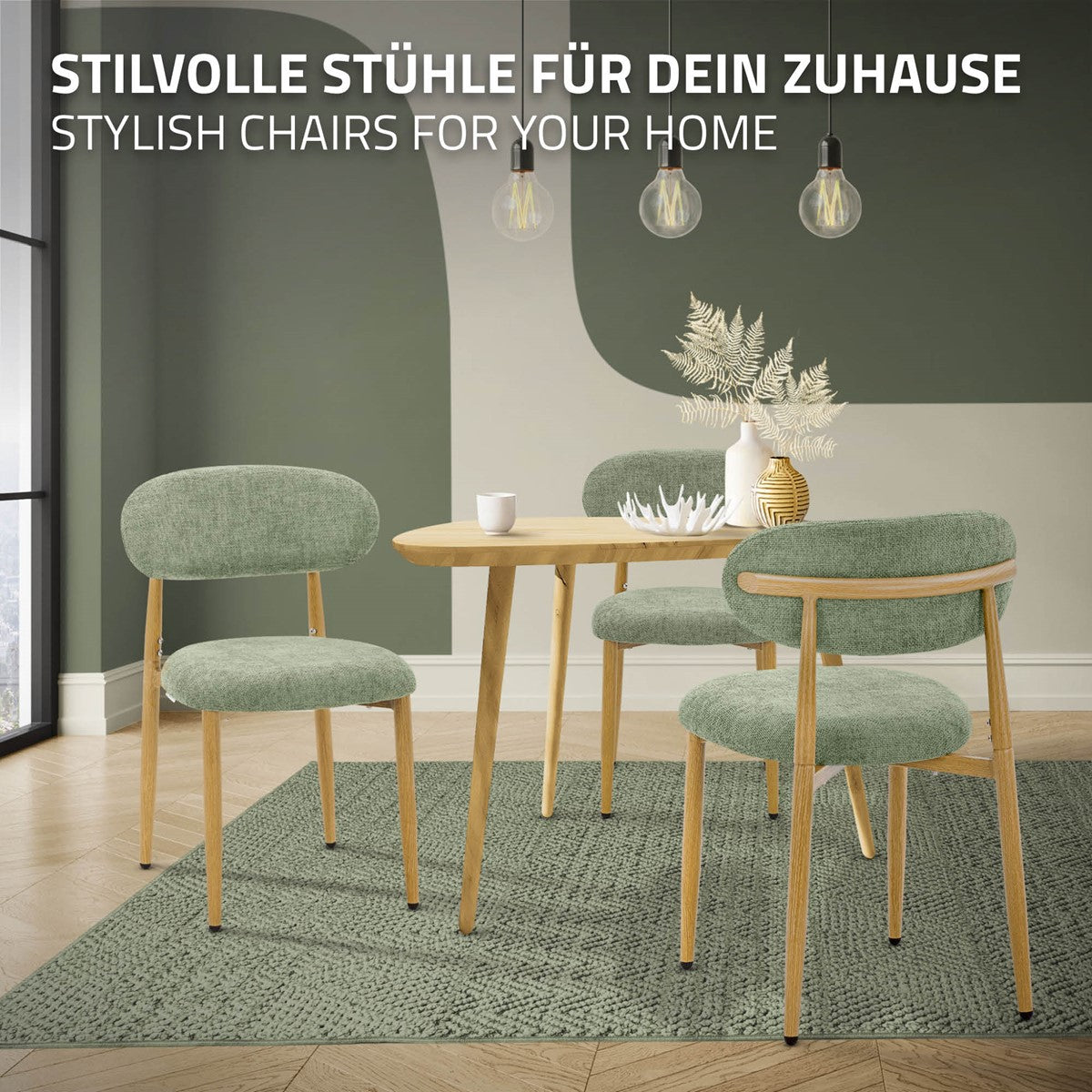 Zwei grün gepolsterte Stühle an einem runden Holztisch in einem hellen Wohnraum.