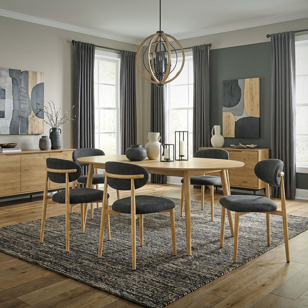 Essbereich mit rundem Holztisch, dunkel gepolsterten Stühlen, Teppich, Sideboards und Pendelleuchte.
