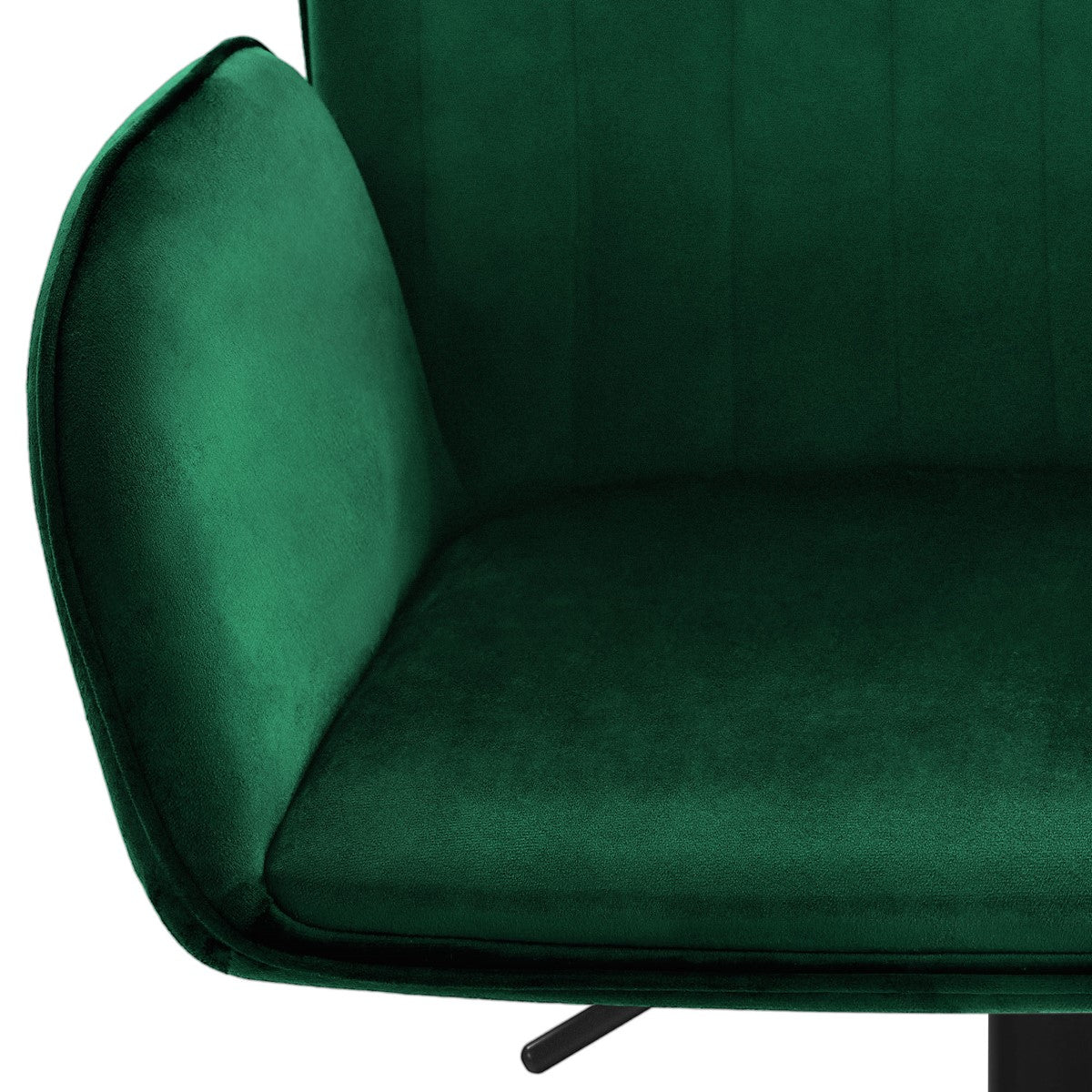 Detailní záběr na zelenou barovou židli s čalouněným sedákem a područkou.