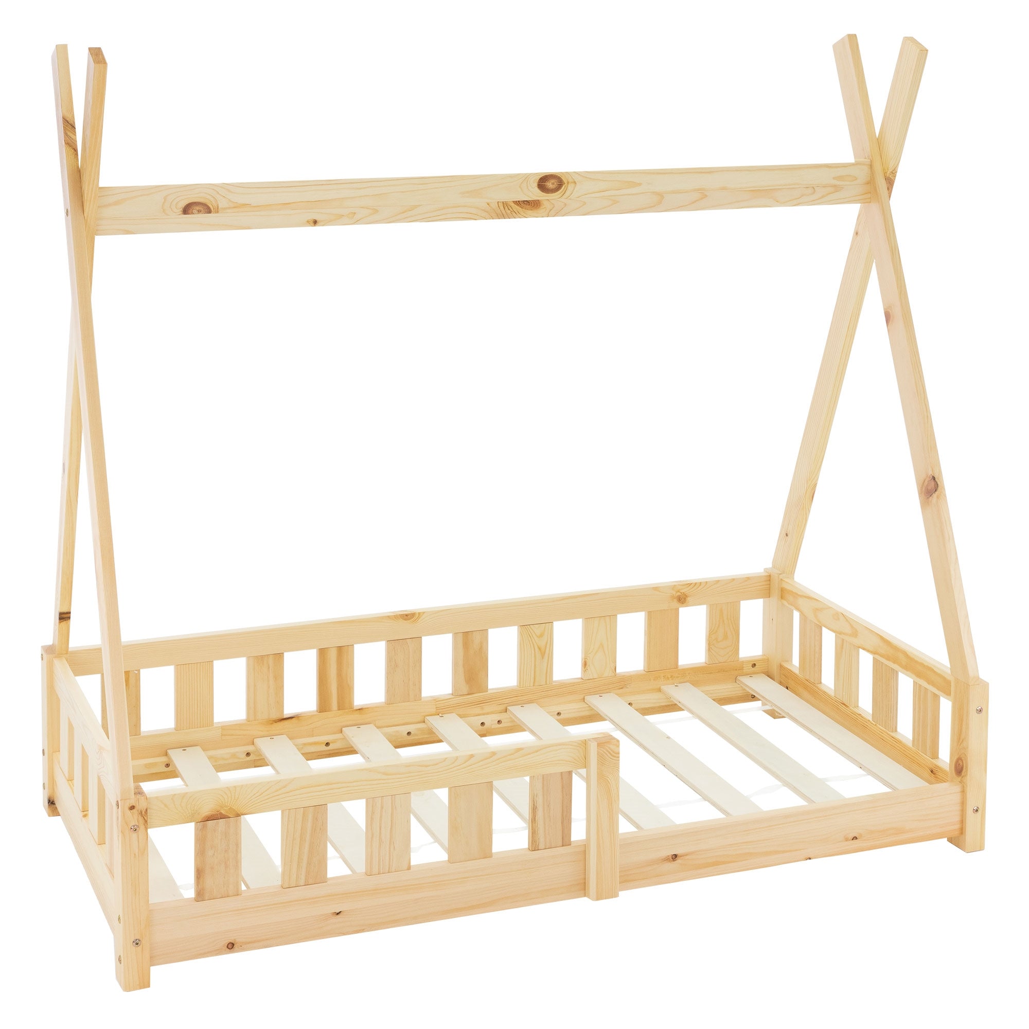 Holz-Kinderbett in Naturfarbe mit schrägem Dach.