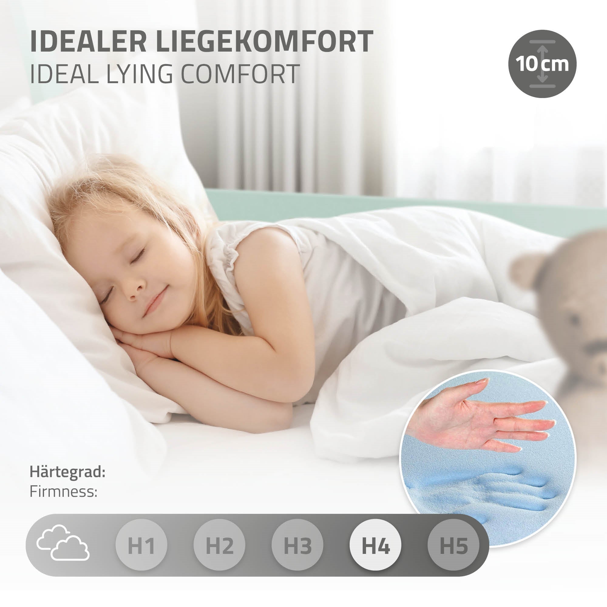Ein schlafendes Kind auf einer Matratze mit einem Kissen.