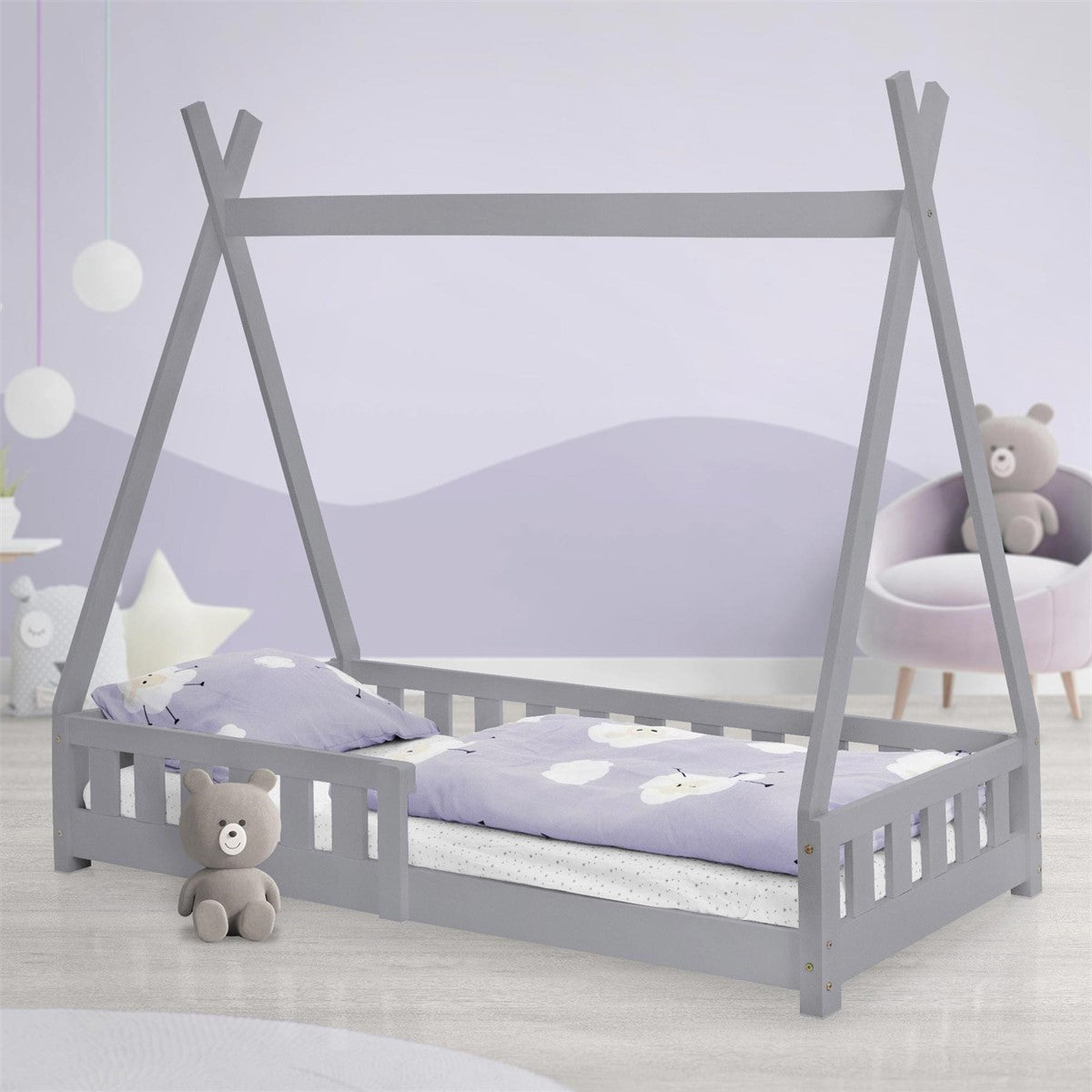 Un lettino grigio per bambini in stile tenda, con cuscino e coperta.