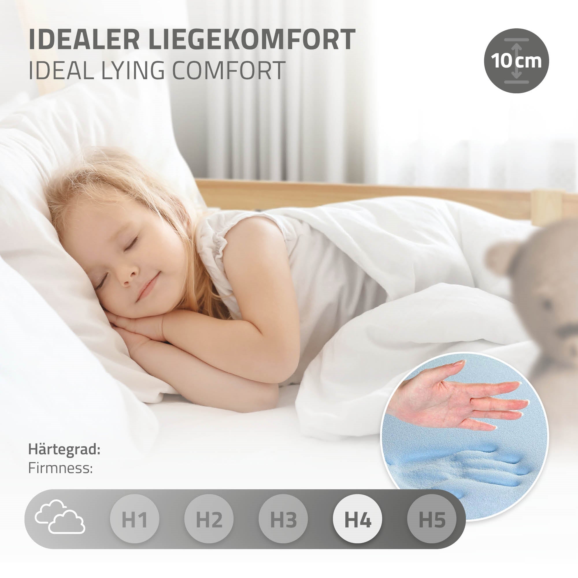 Ein schlafendes Kind auf einem Bett mit einer Matratze und einem Kissen.