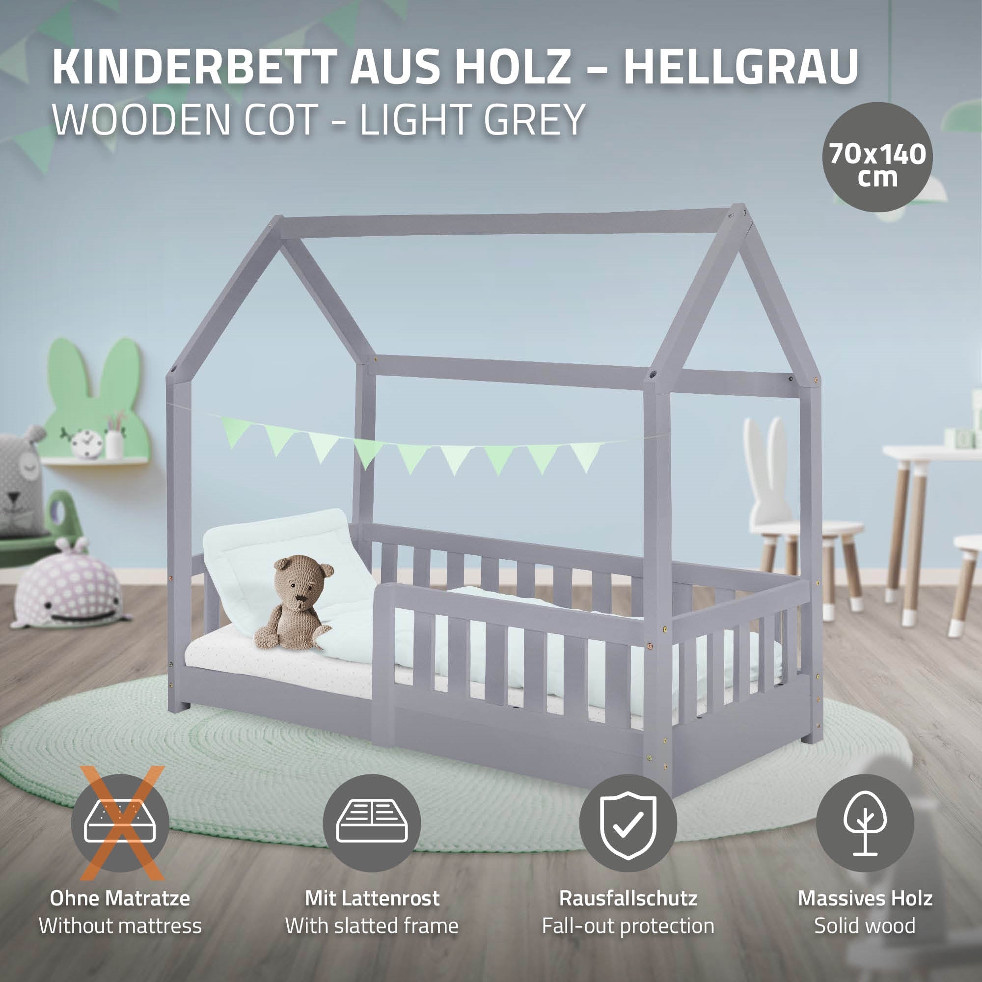 Holz-Kinderbett in hellgrau mit einem Stofftier auf der Matratze.