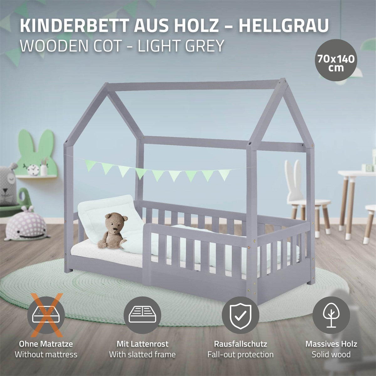 Lichtgrijs houten kinderbed met een knuffel op het matras.