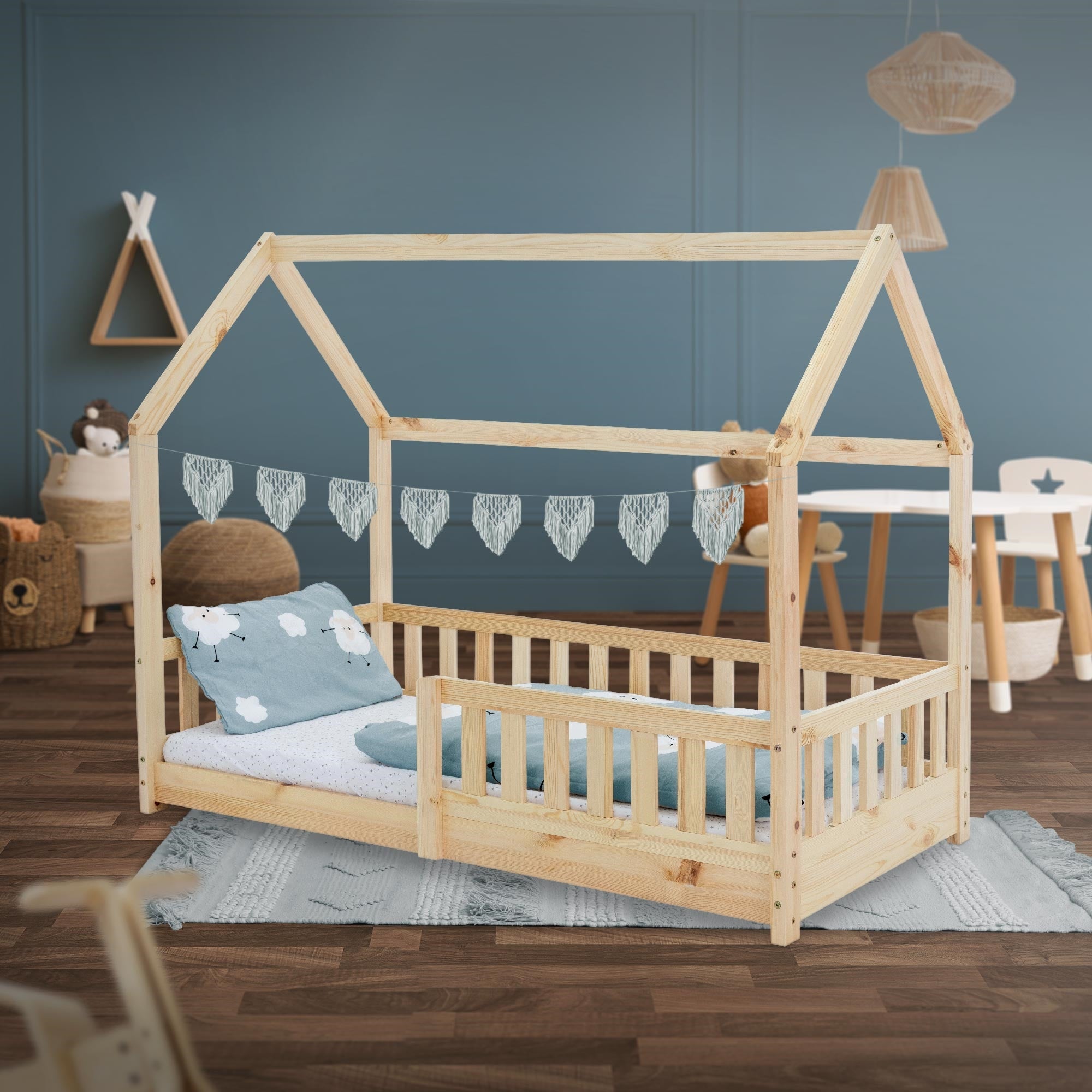 Ein Kinderzimmer mit einem Holzhausbett und Dekoration.