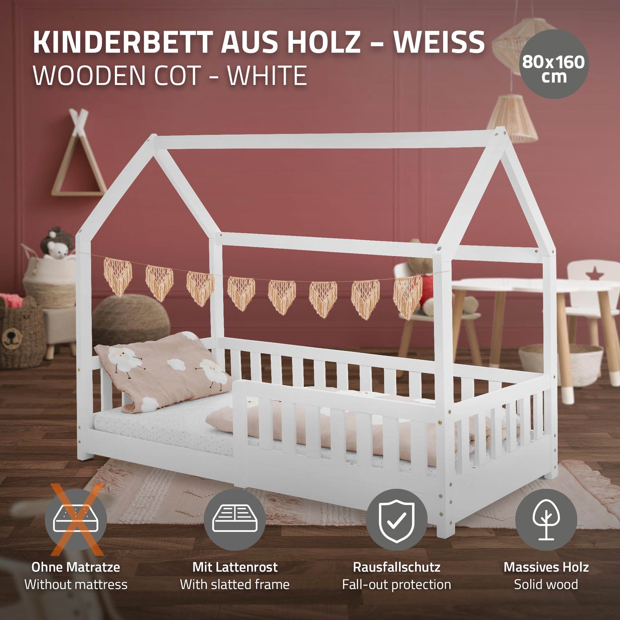 Cama infantil blanca de madera con techo y guirnalda de corazones en el fondo.