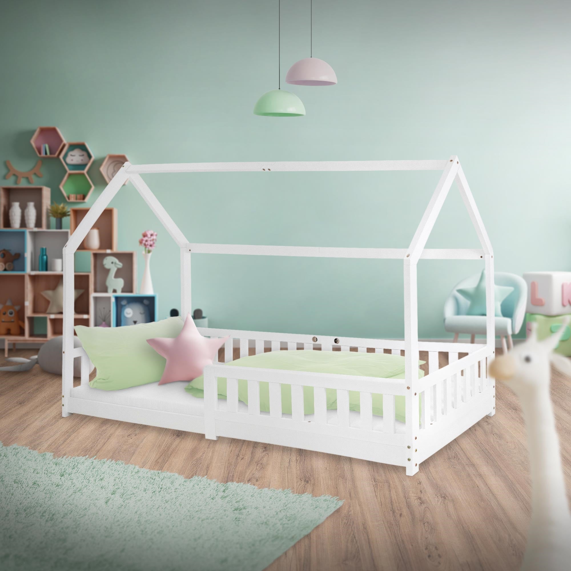 Ein weißes Kinderbett in Form eines Hauses in einem hellen Raum.