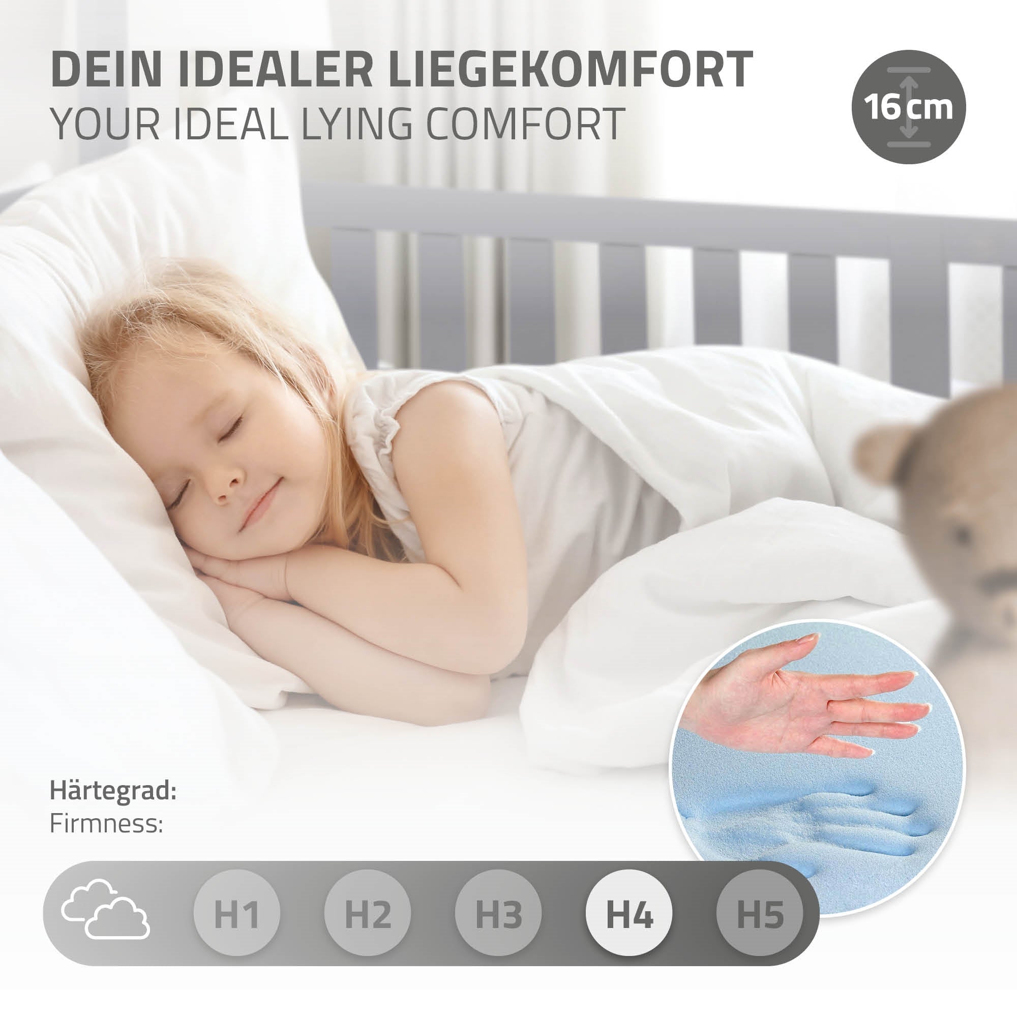 Schlafendes Kind auf einer Matratze in einem Bett mit weißen Laken.