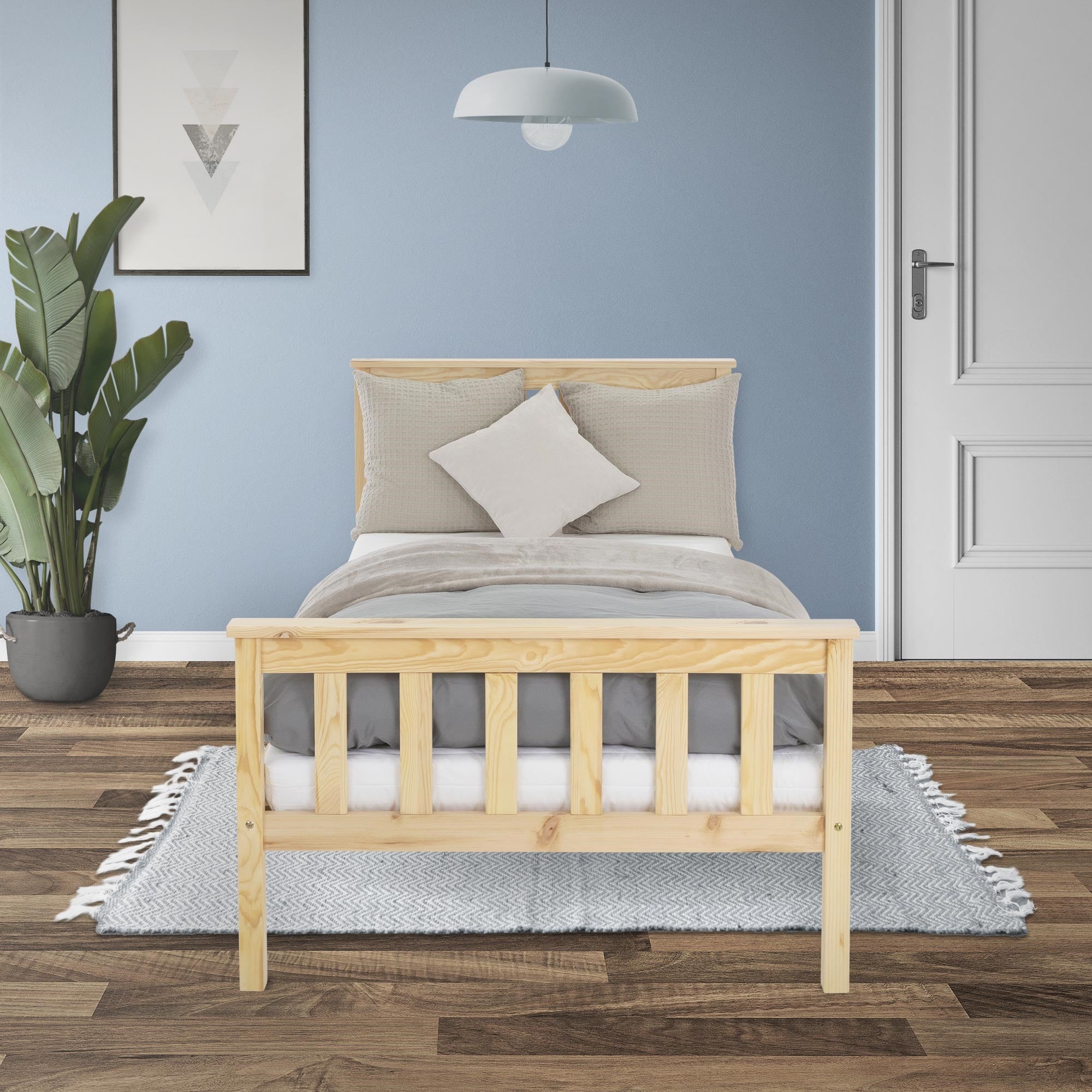 Ein Schlafzimmer mit einem Bett, Kissen und einer Pflanze im Hintergrund.