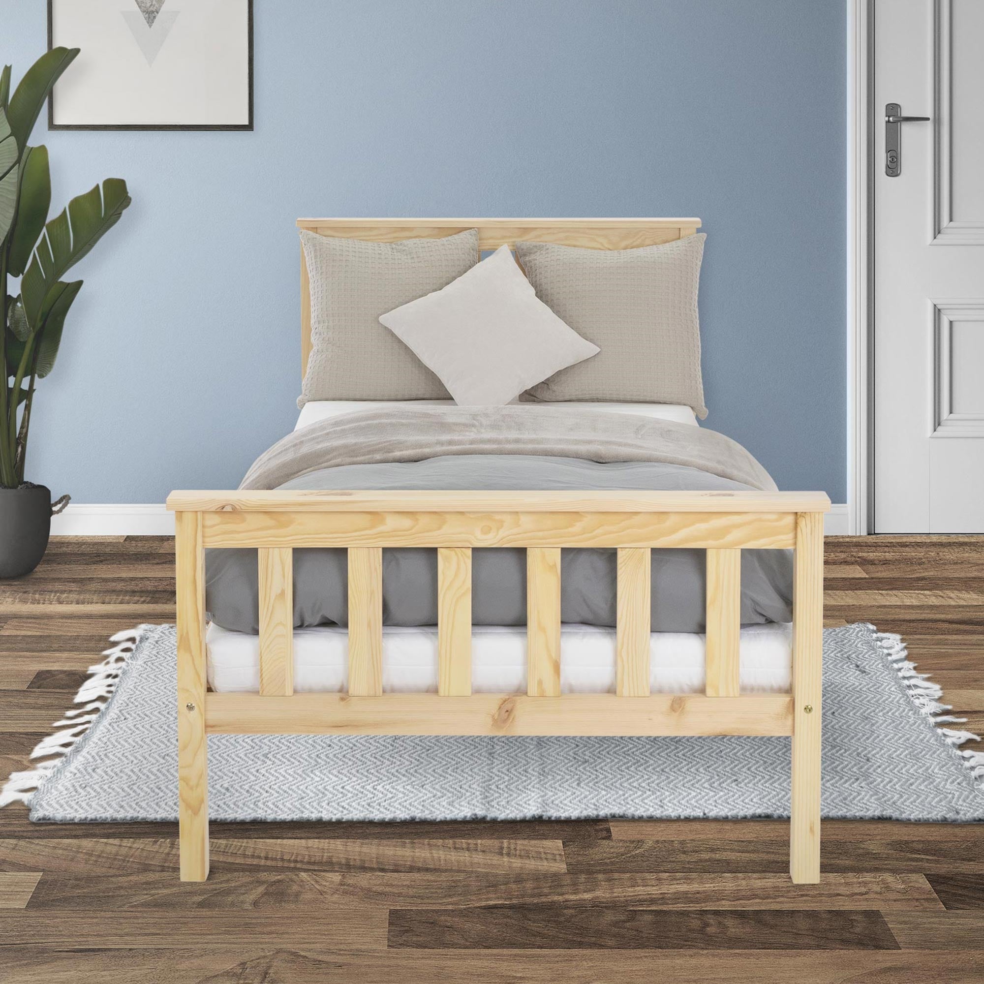 Un letto semplice in legno con biancheria da letto grigia e un cuscino.