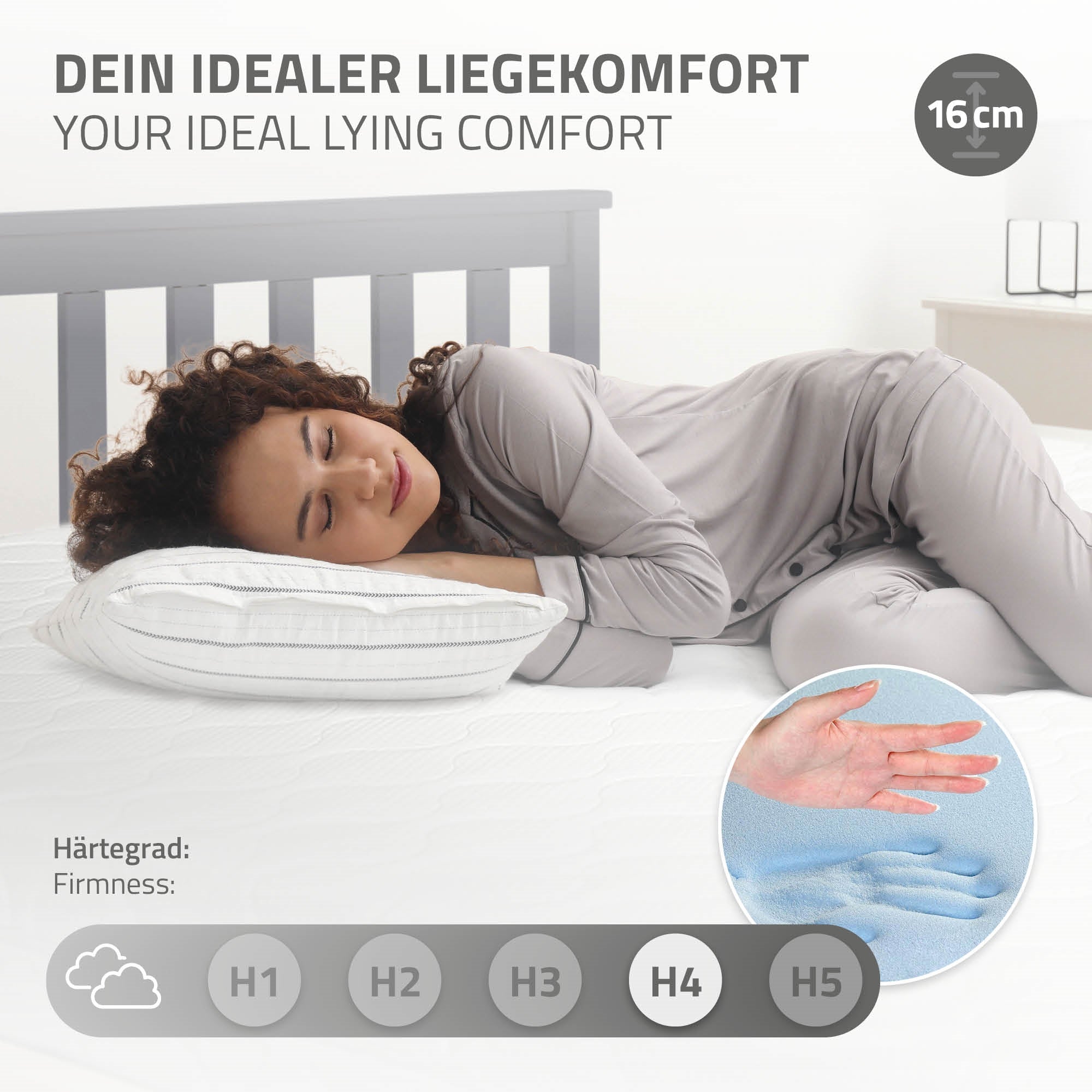 Frau liegt auf einer Matratze und testet den Liegekomfort mit einer Hand.