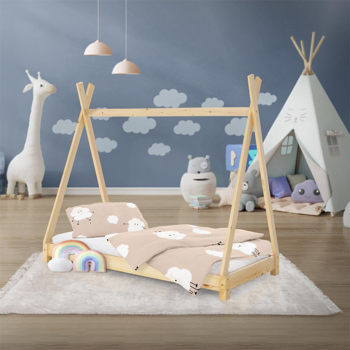 Wood-colored house bed with beige cloud bedding in a children's room with a tipi and a giraffe figurine.
