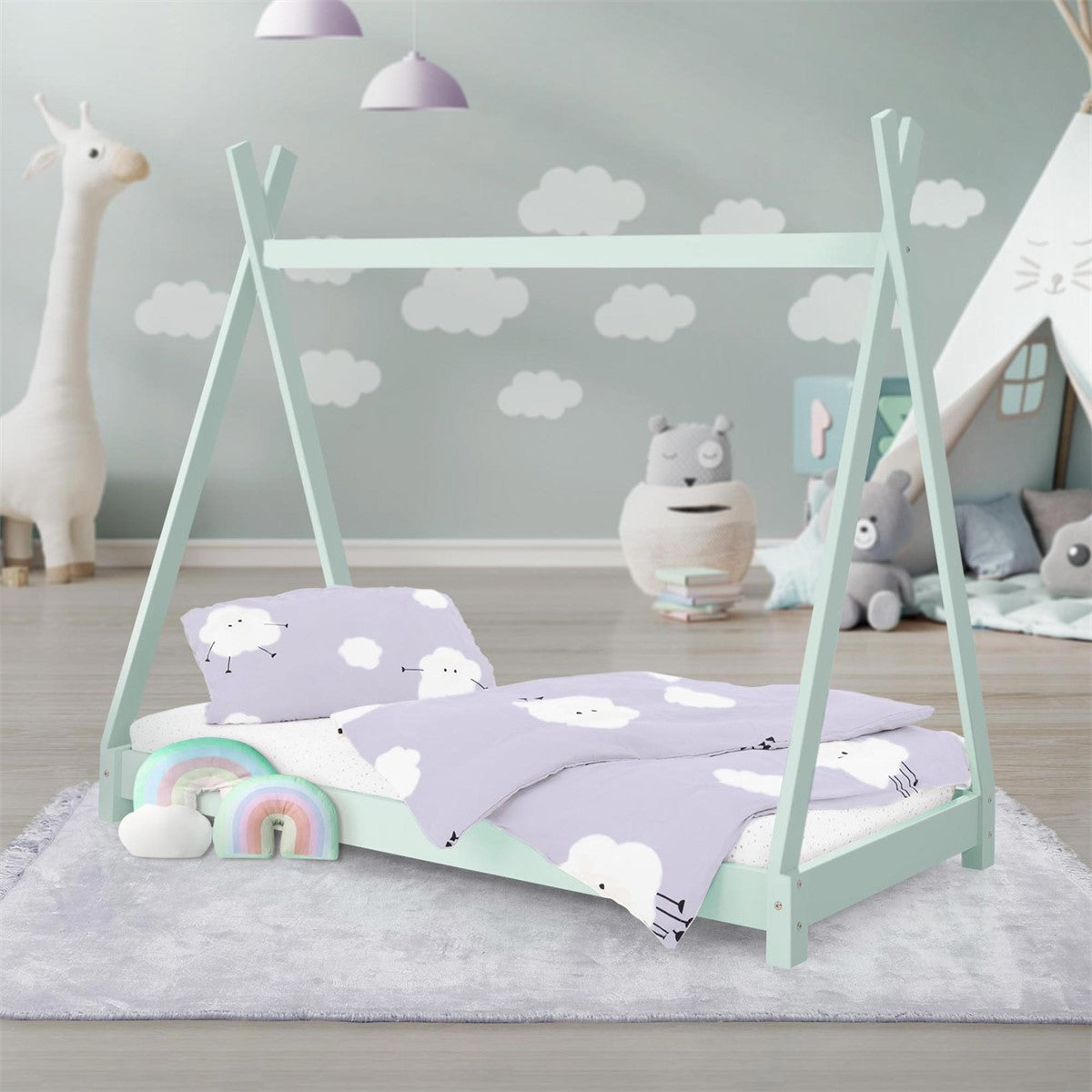 Een kinderkamer met een mintkleurig bed en beddengoed met wolken.