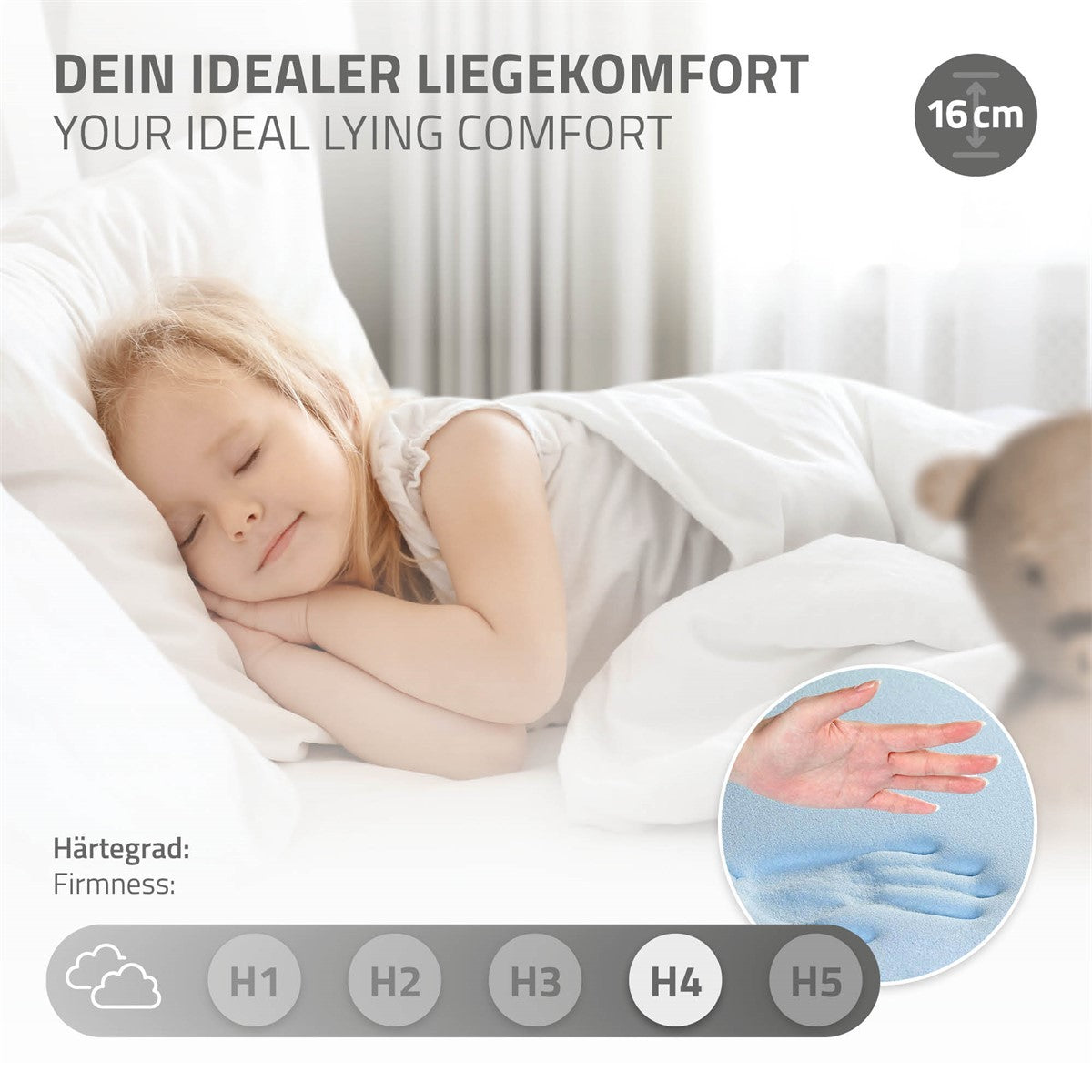 Mädchen schläft auf einem Bett mit Kissen und Decke, 16 cm Liegehärte.