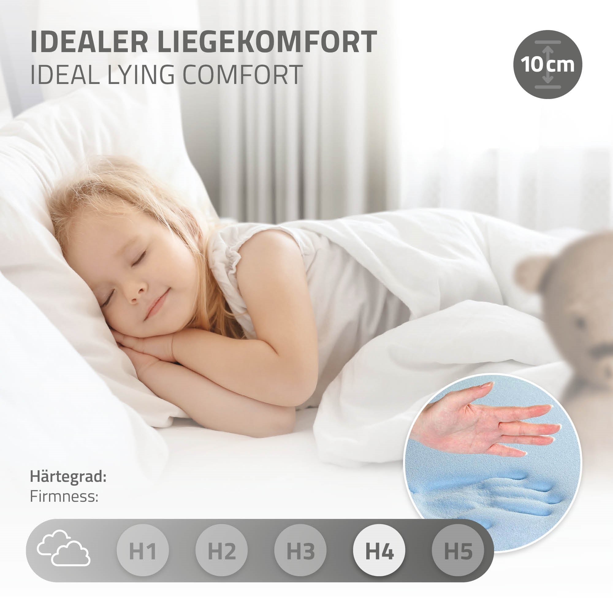 Mädchen schläft auf einem Kissen, umgeben von Bettwäsche.