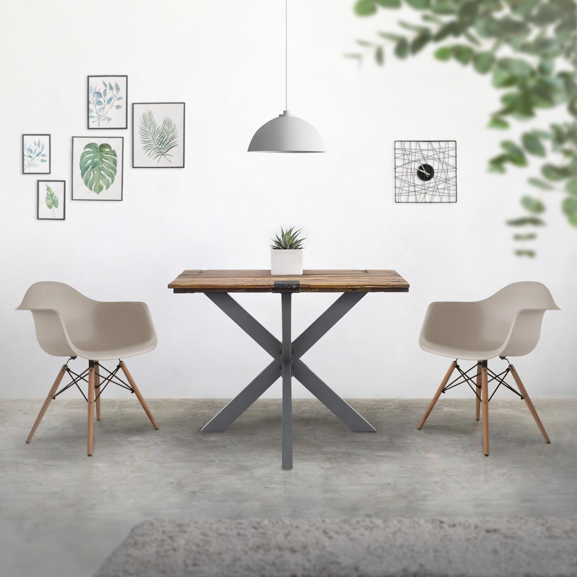 Essbereich mit einem Tisch und zwei Stühlen in einem modernen Raum.