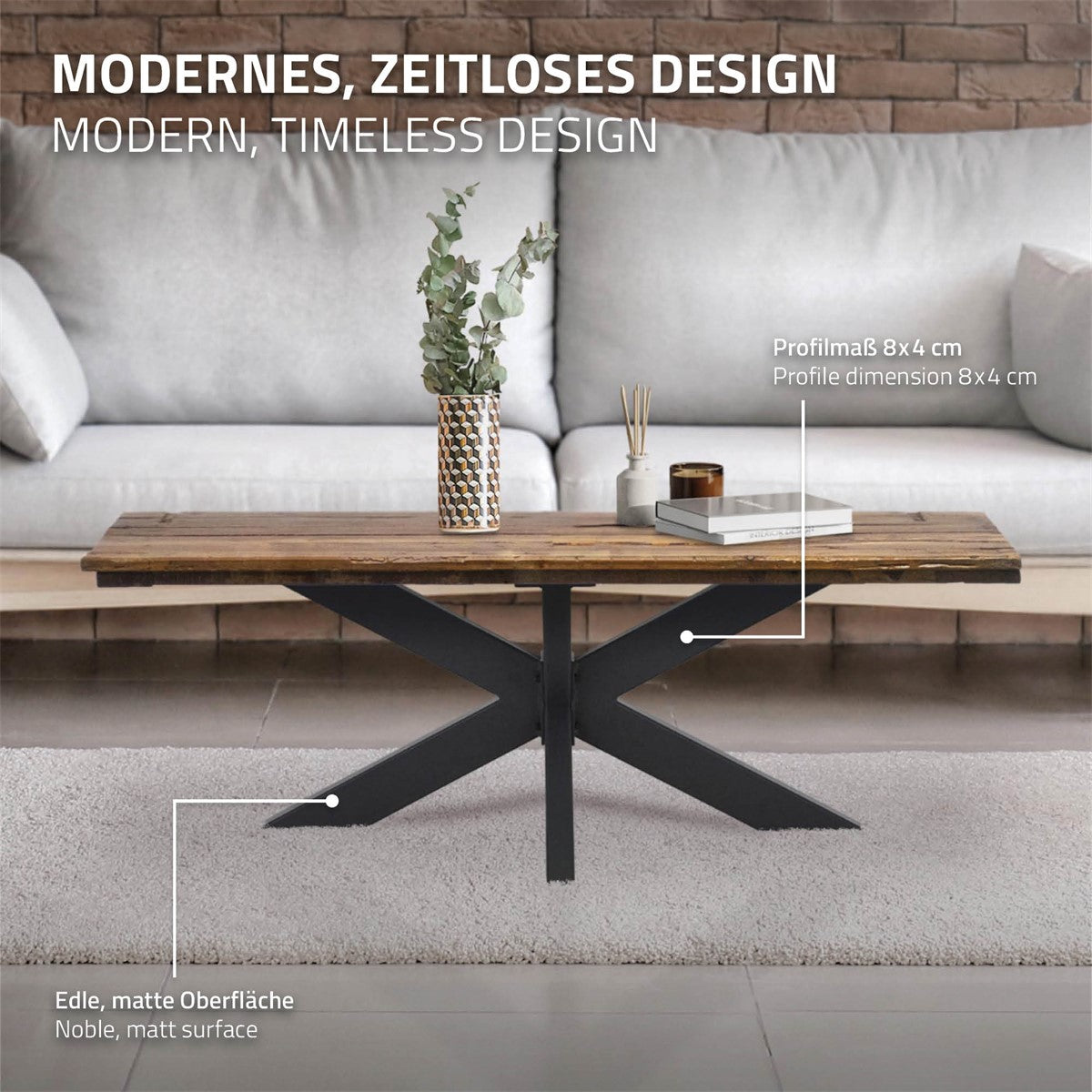 Tavolo con piano in legno, due sedie e una pianta su un pavimento marrone, con una parete sullo sfondo.