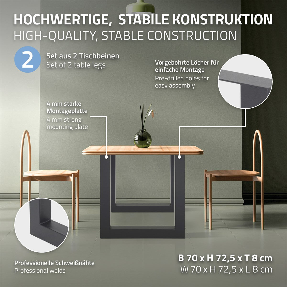 Tisch mit Holzplatte und schwarzem Gestell, zwei Stühlen im Hintergrund.